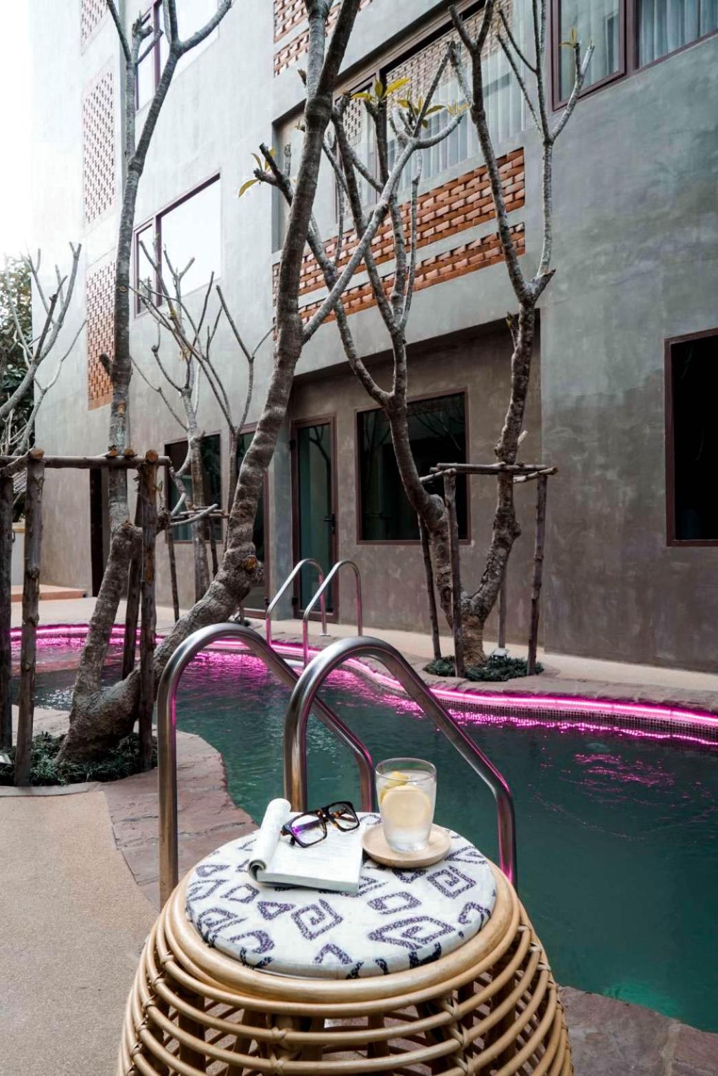 Queen Room with Pool View - Photo 11