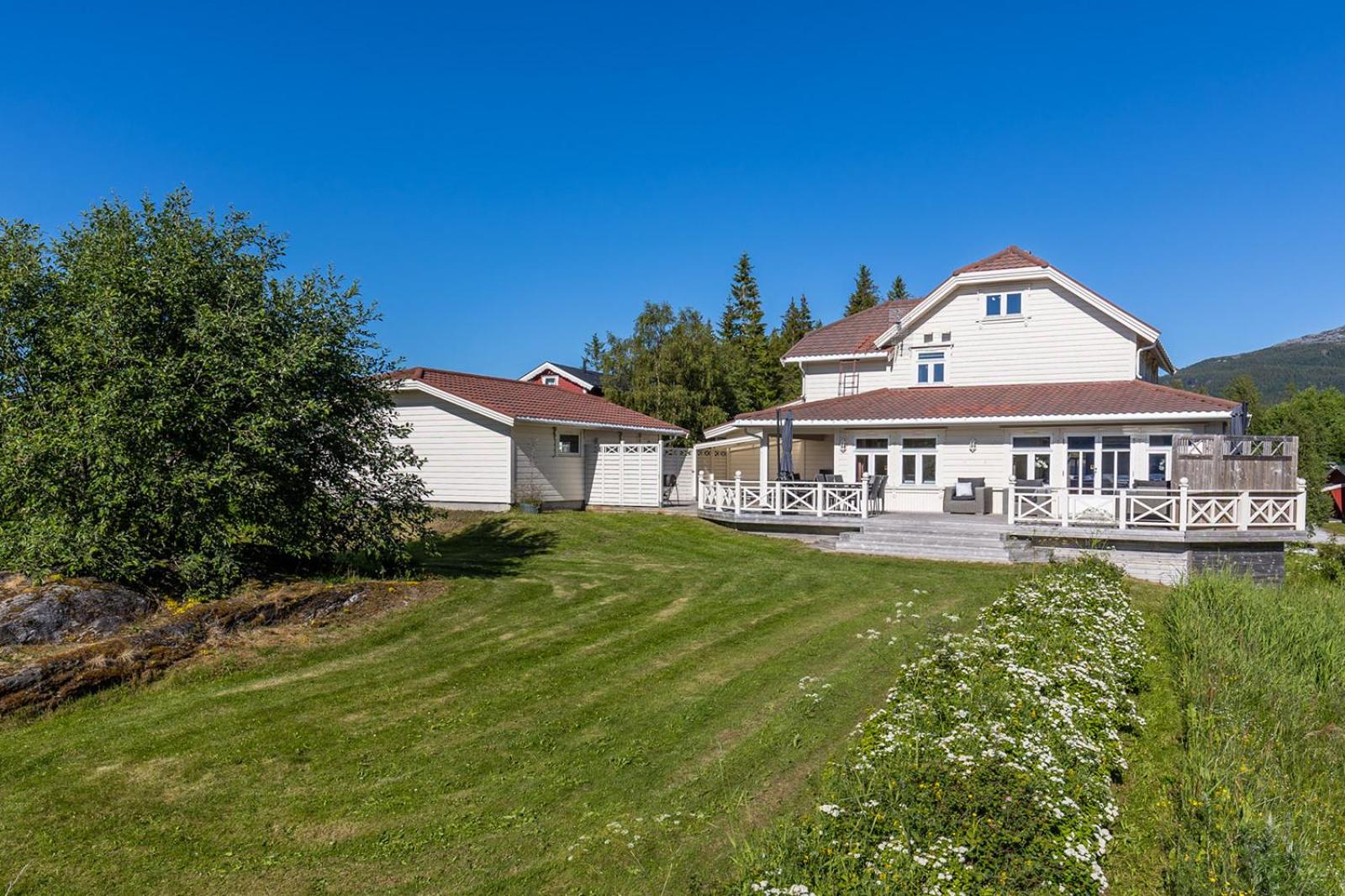 Six-Bedroom House photo 2