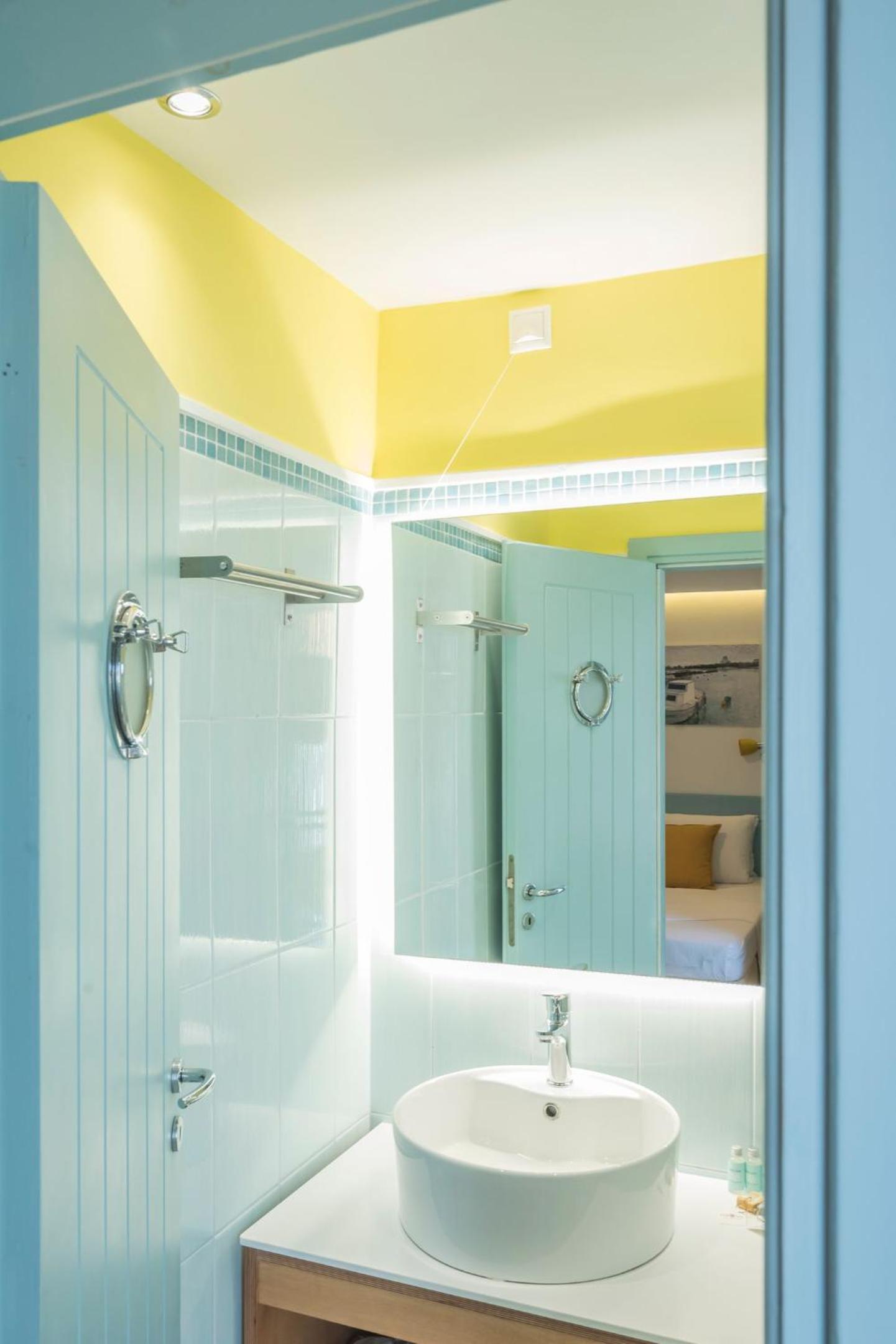 Double or Twin Room with Balcony - First Floor - Photo 18