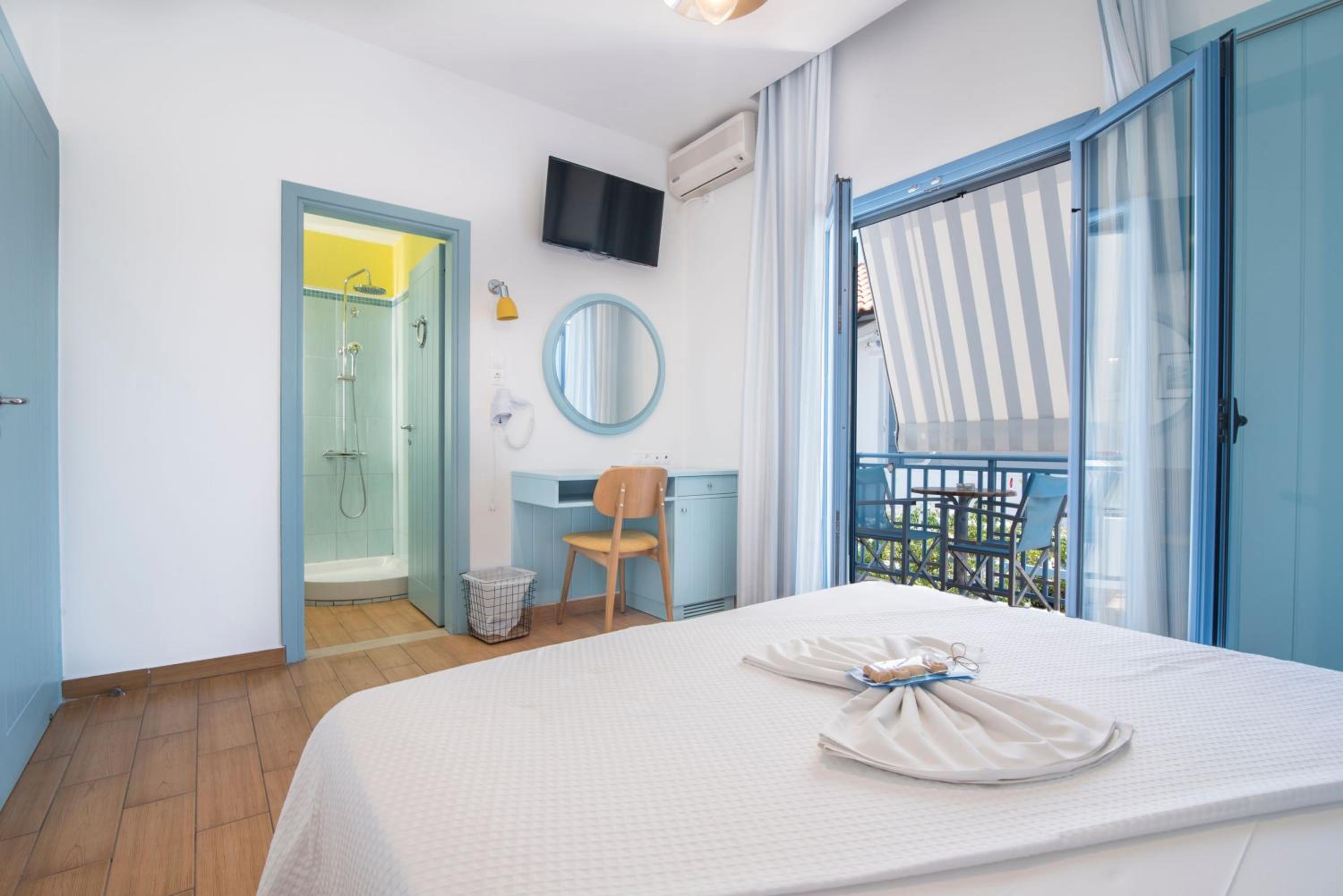 Double or Twin Room with Balcony - First Floor - Photo 14