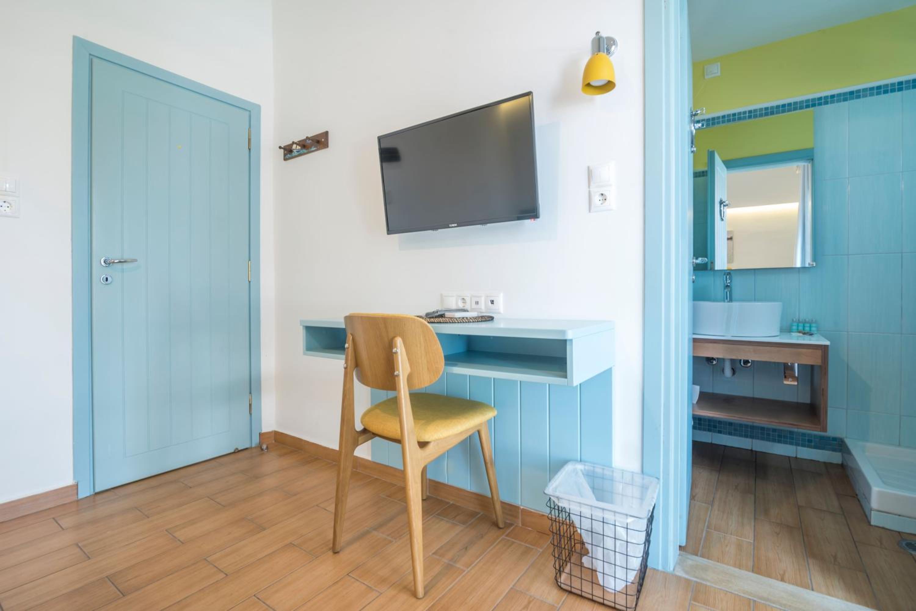 Double or Twin Room with Balcony - First Floor - Photo 9