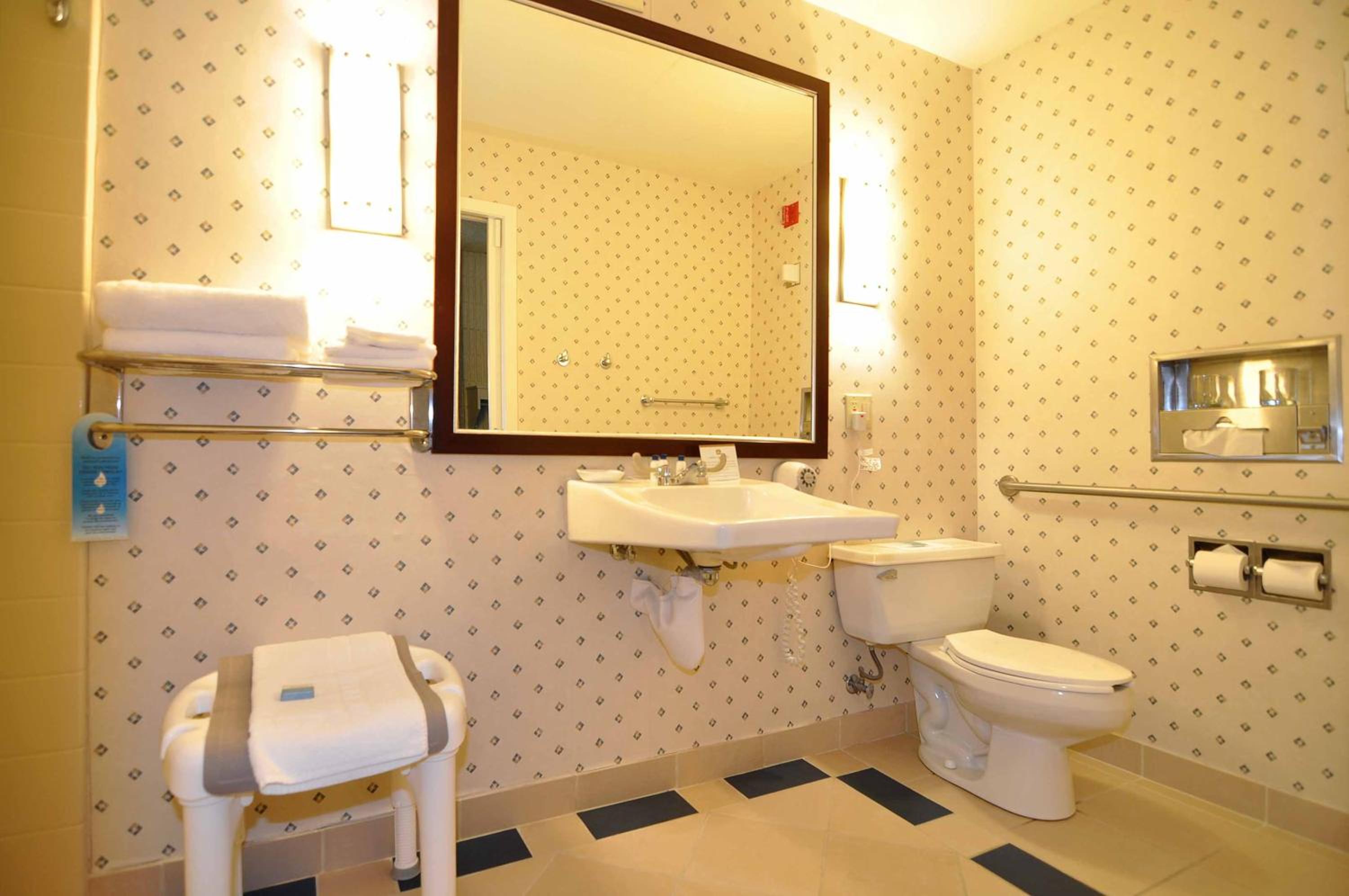 Queen Room - Mobility Access photo 2