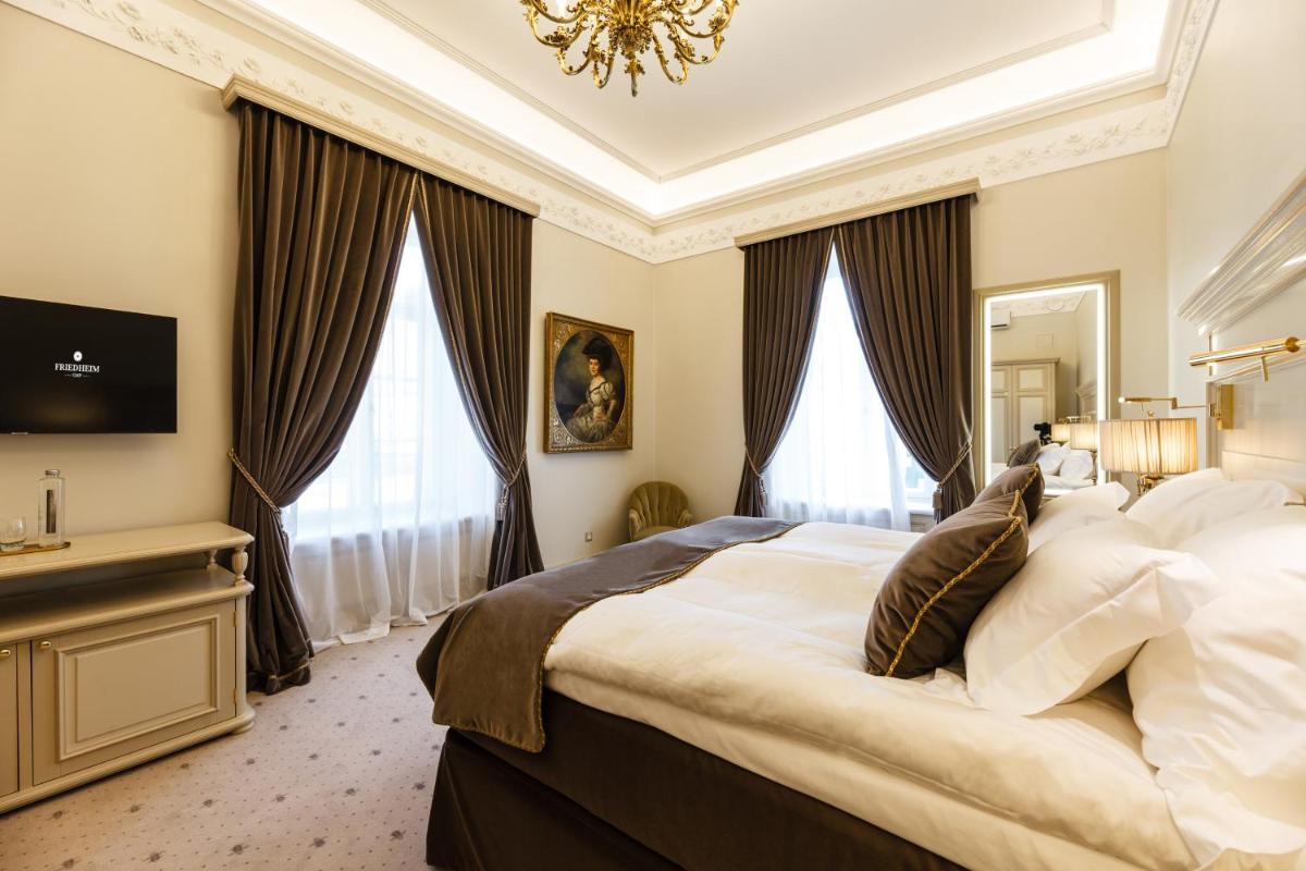 Deluxe King Suite photo 1