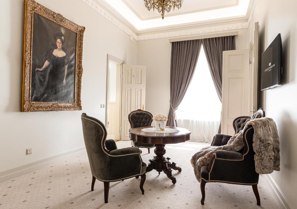 Deluxe King Suite photo 3