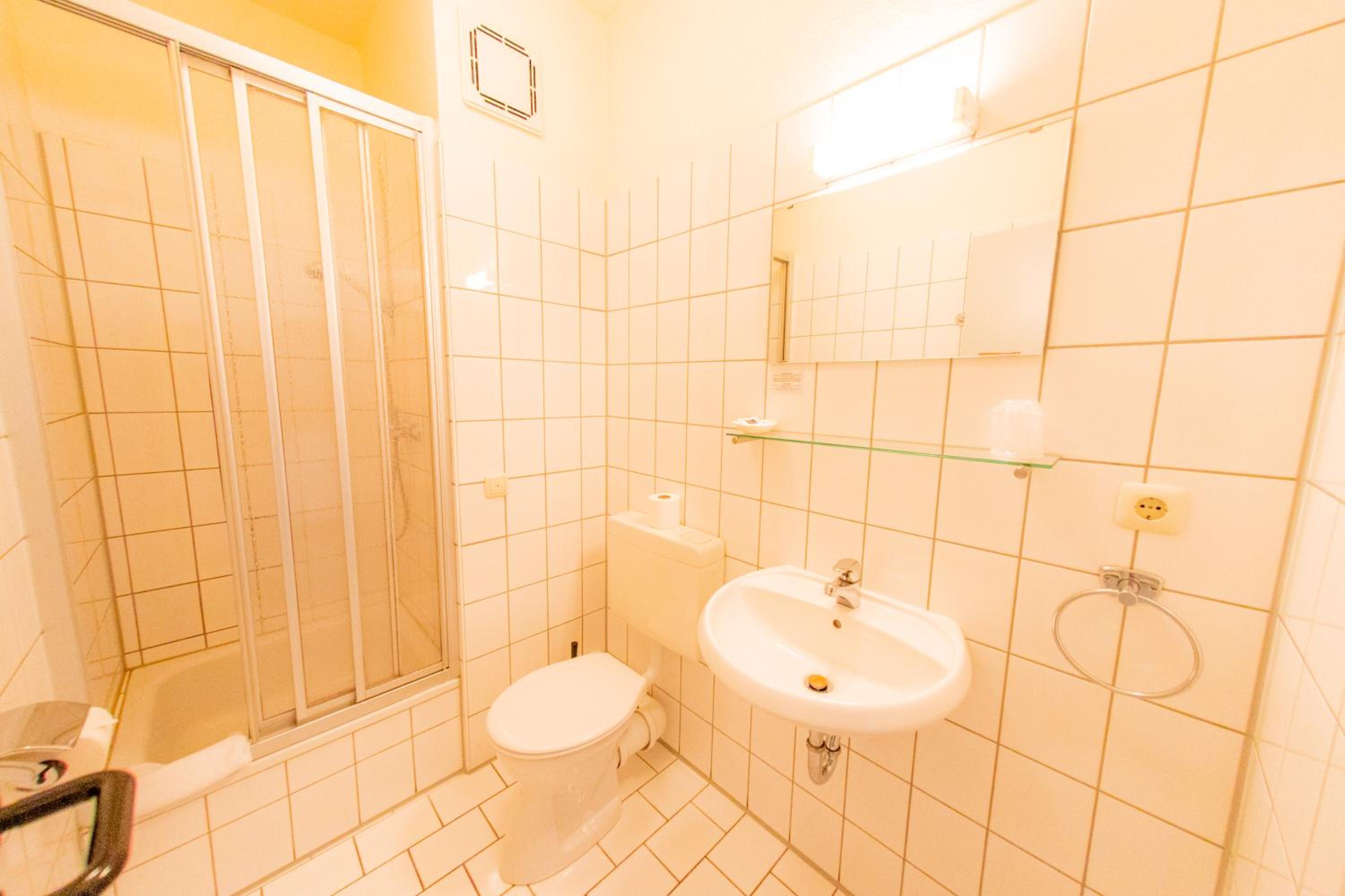 Double or Twin Room with Private Bathroom - Photo 2