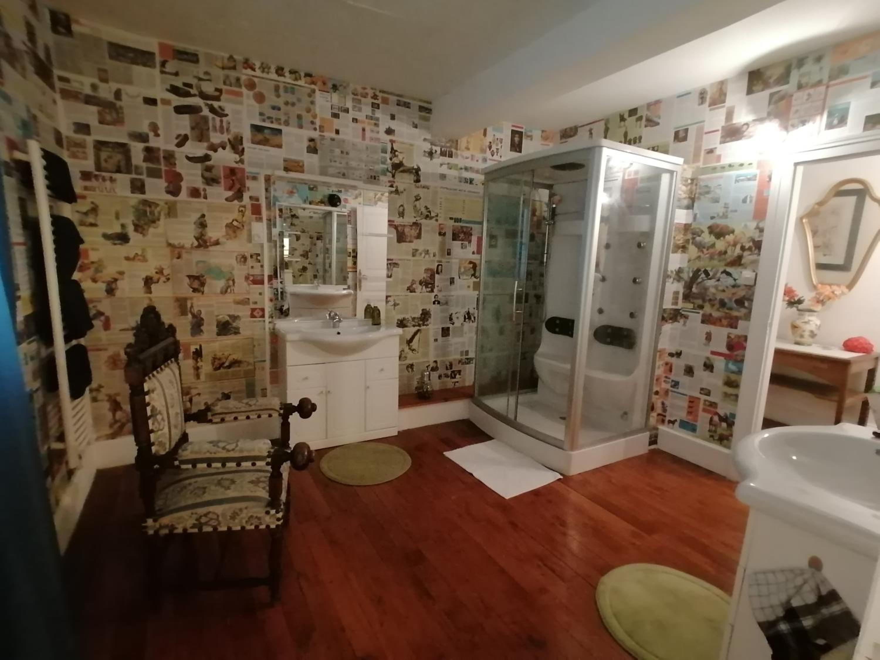 Deluxe Room (2 Adults + 1 Child) - Photo 4