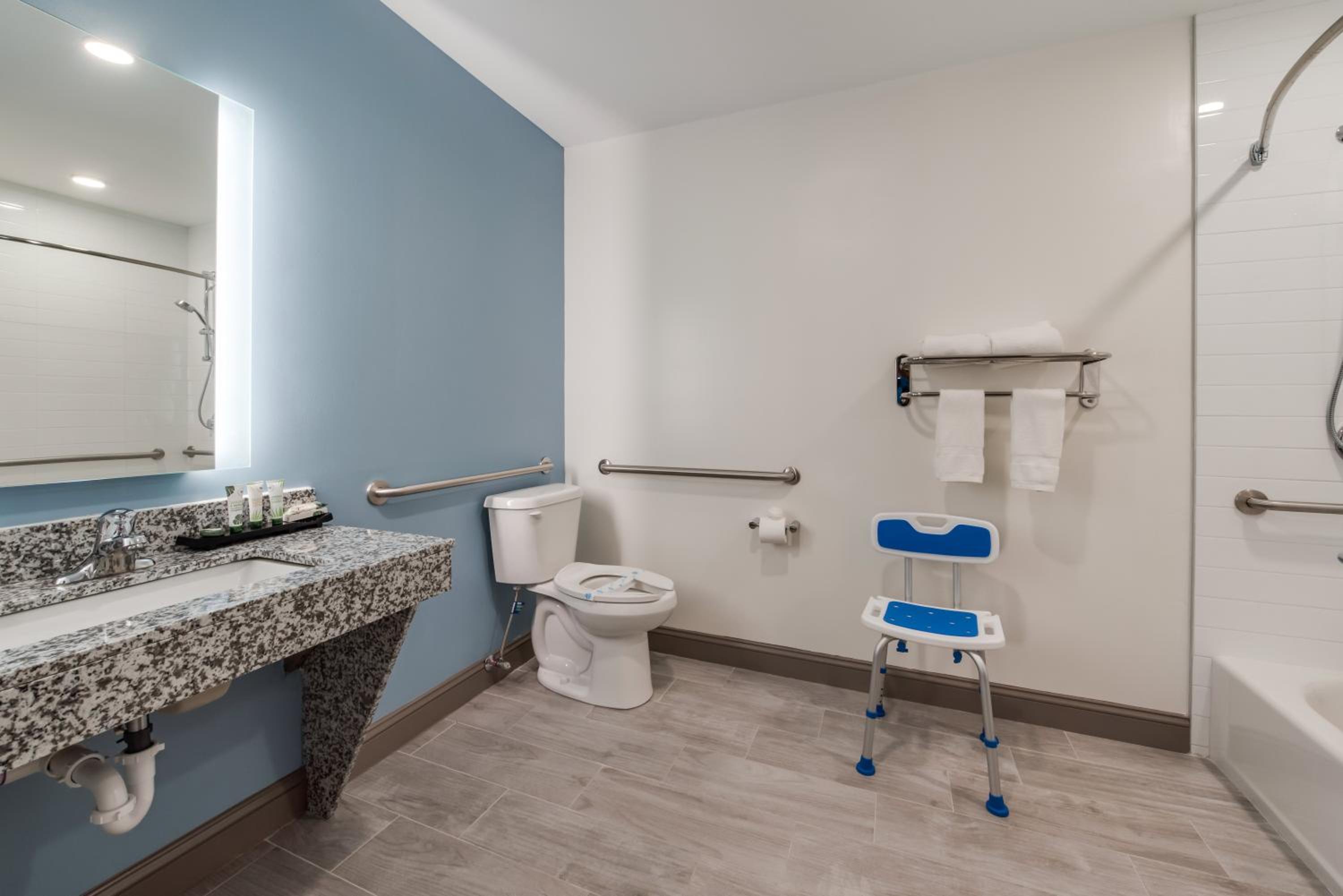 Deluxe King Room Disability Access Smoke Free photo 2