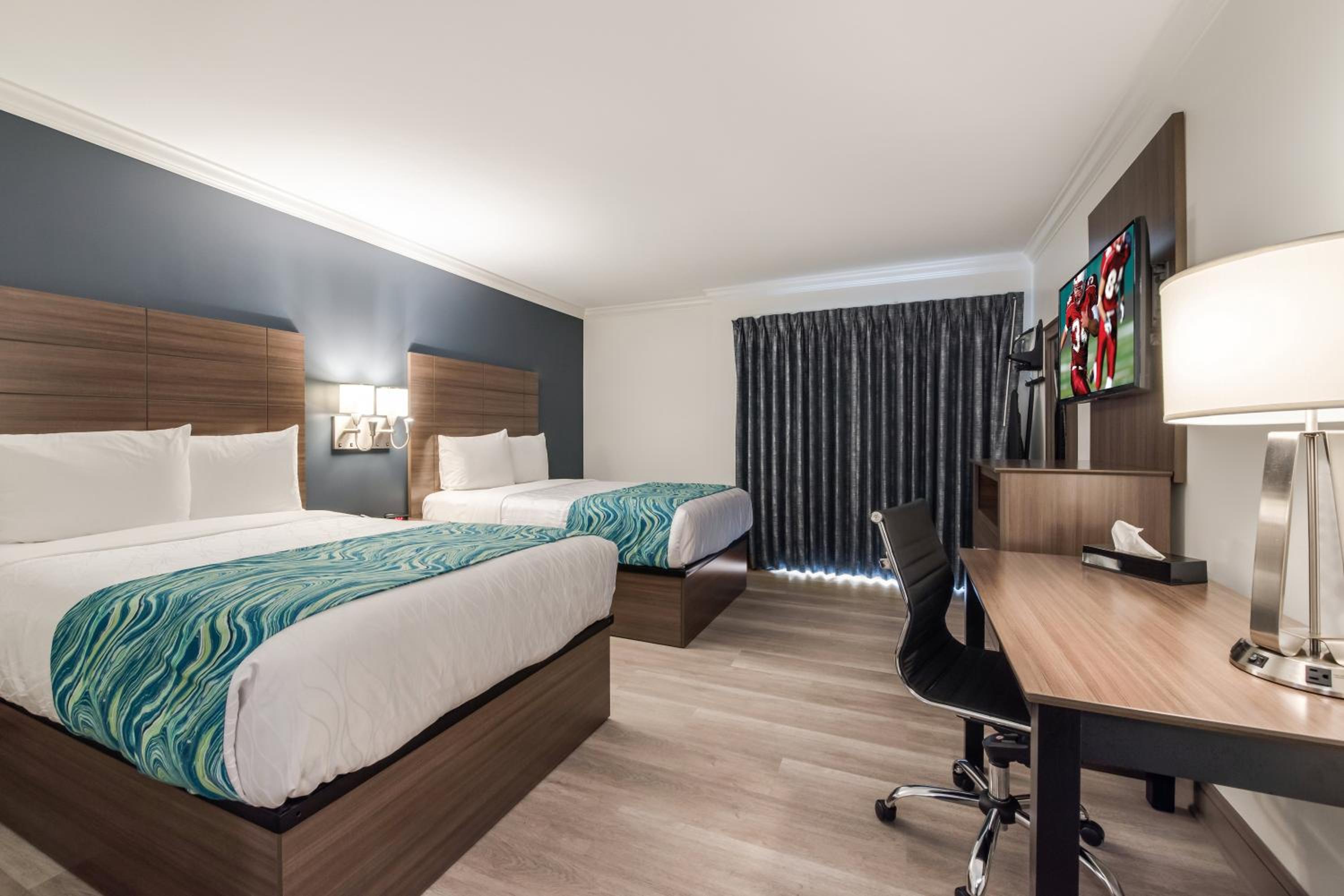 Deluxe Room with Two Double Beds with Balcony Smoke Free photo 2