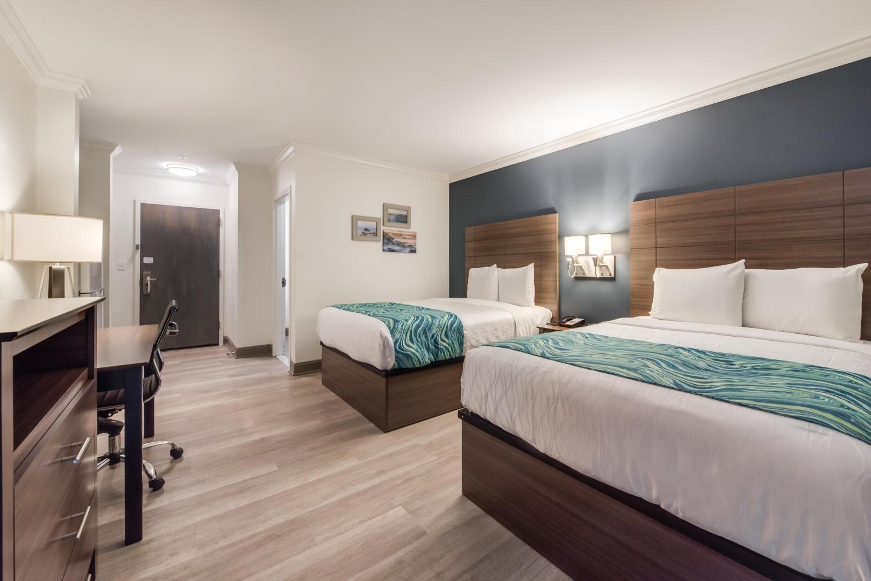 Deluxe Room with Two Double Beds with Balcony Smoke Free photo 3