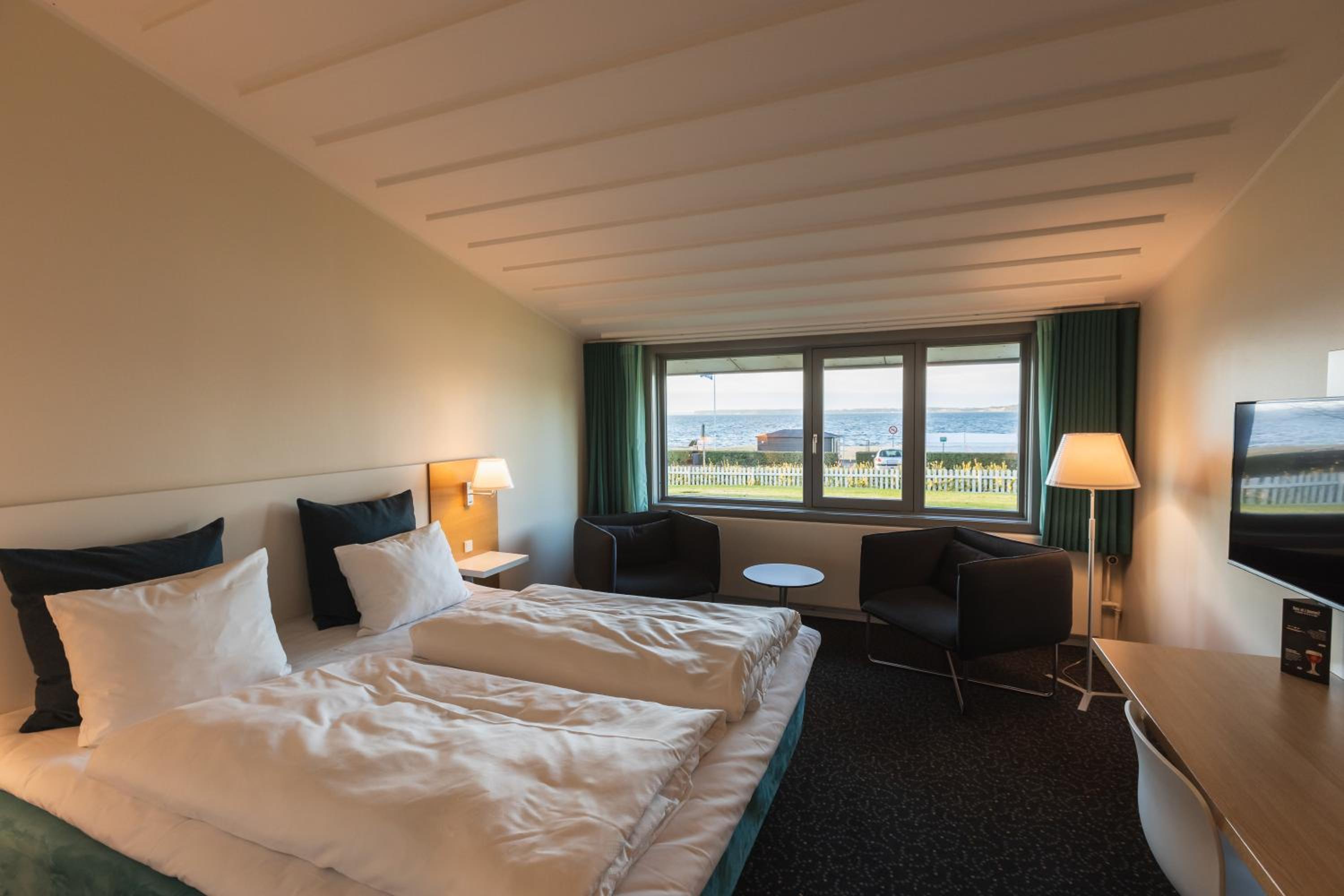 Standard King Room with Sea View - Photo 3