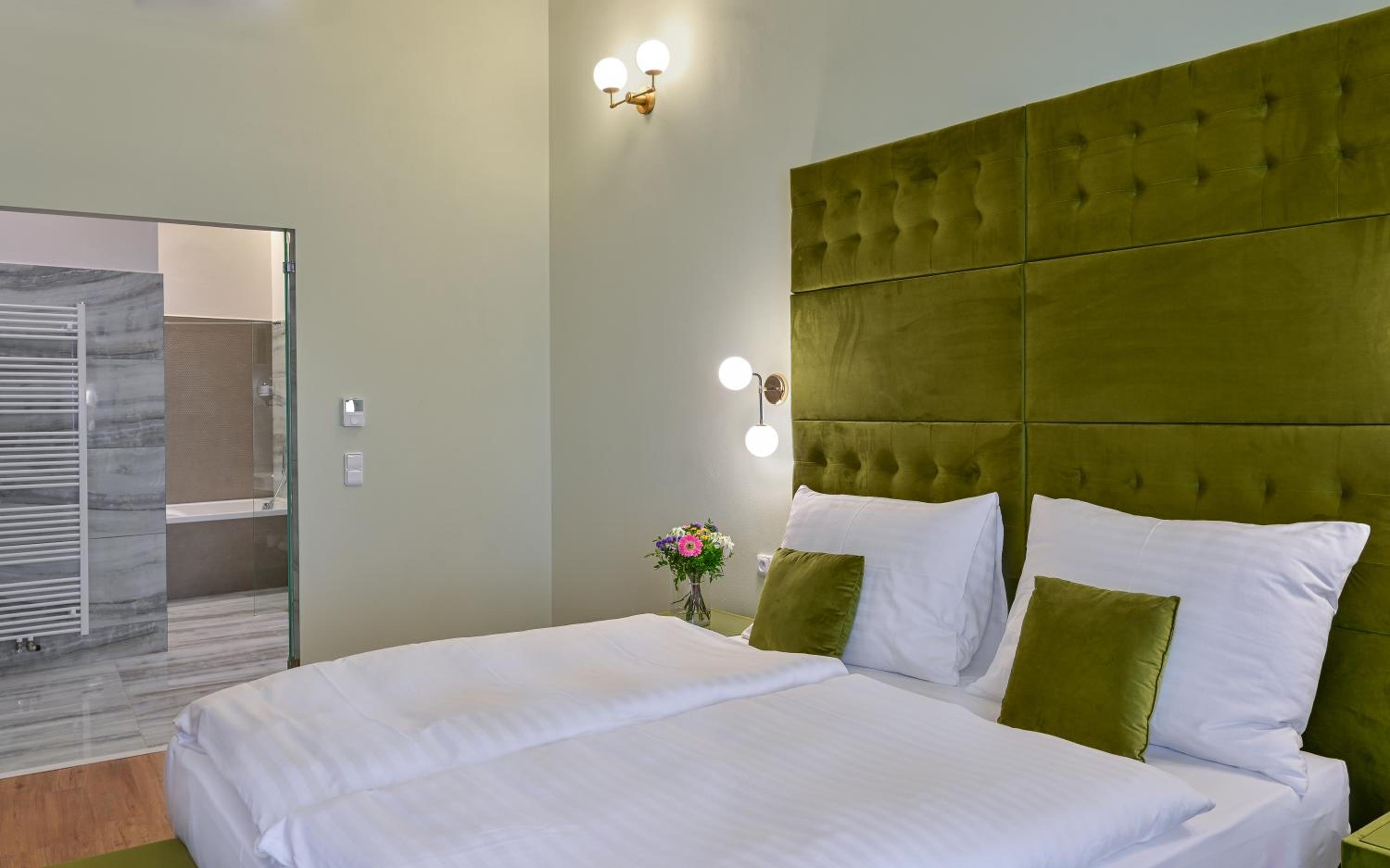 King Suite with Street View