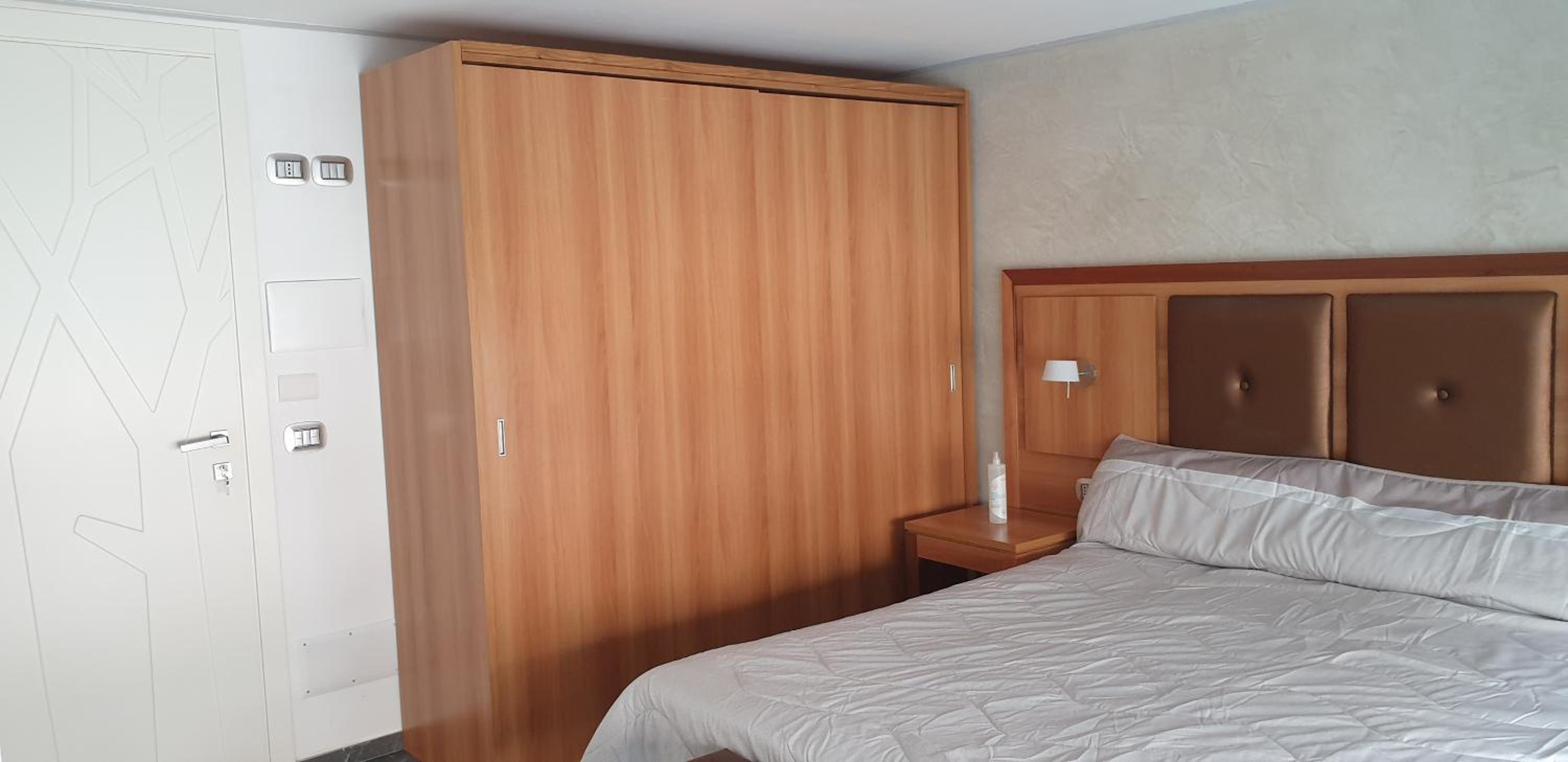 Deluxe Double Room - Photo 9