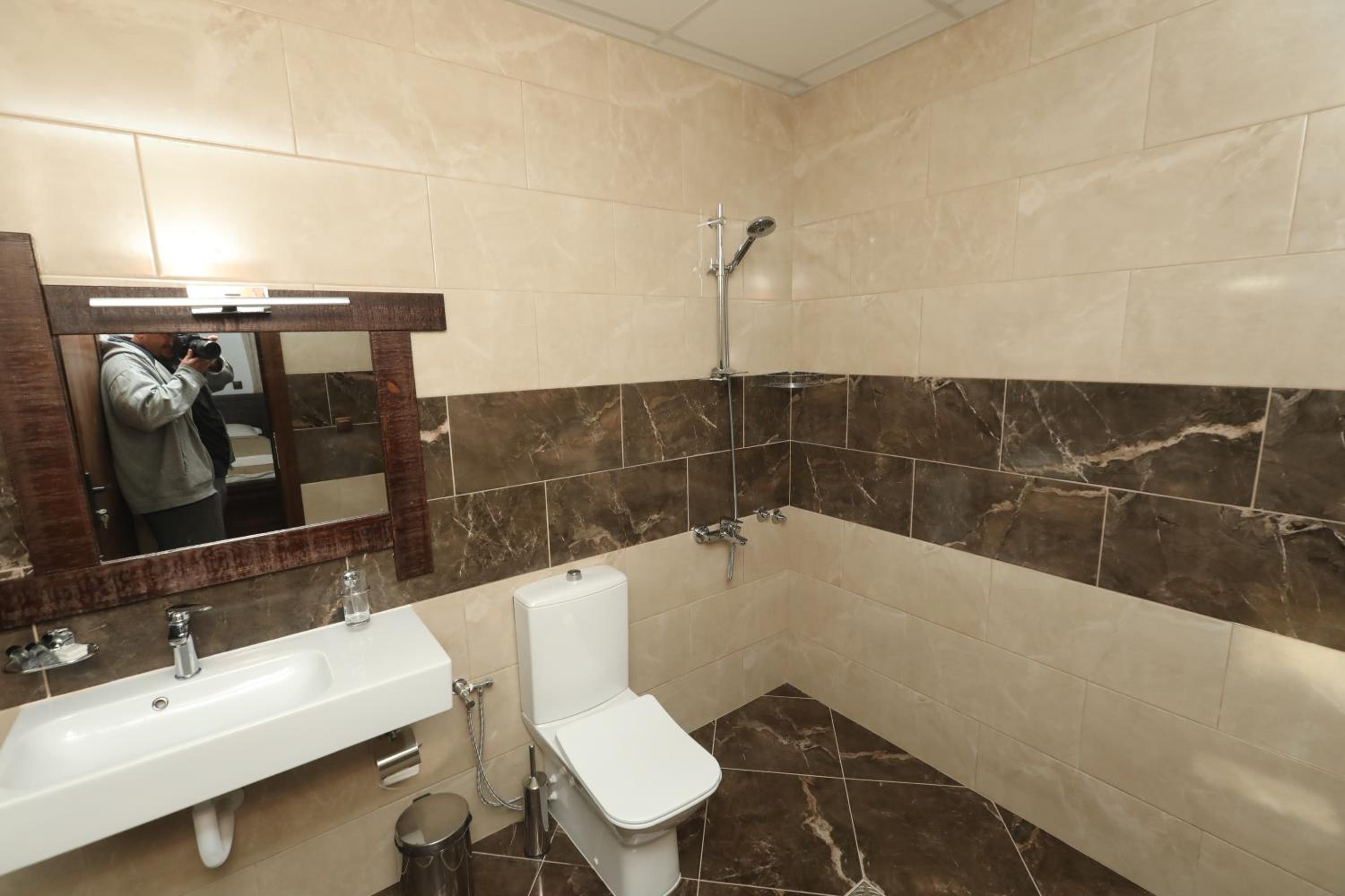 Twin Room with Balcony - Photo 12