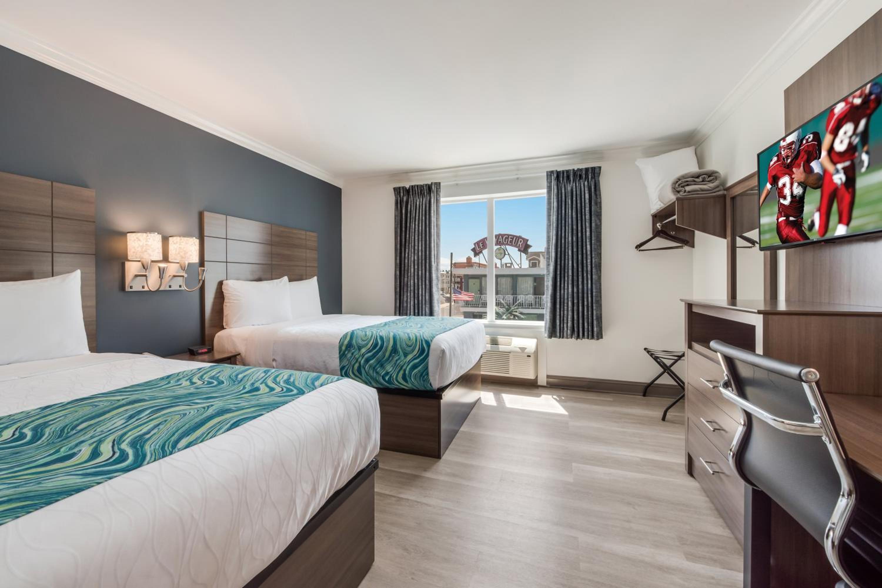 Luxury Suite with Two Double Beds with Balcony Smoke Free photo 1