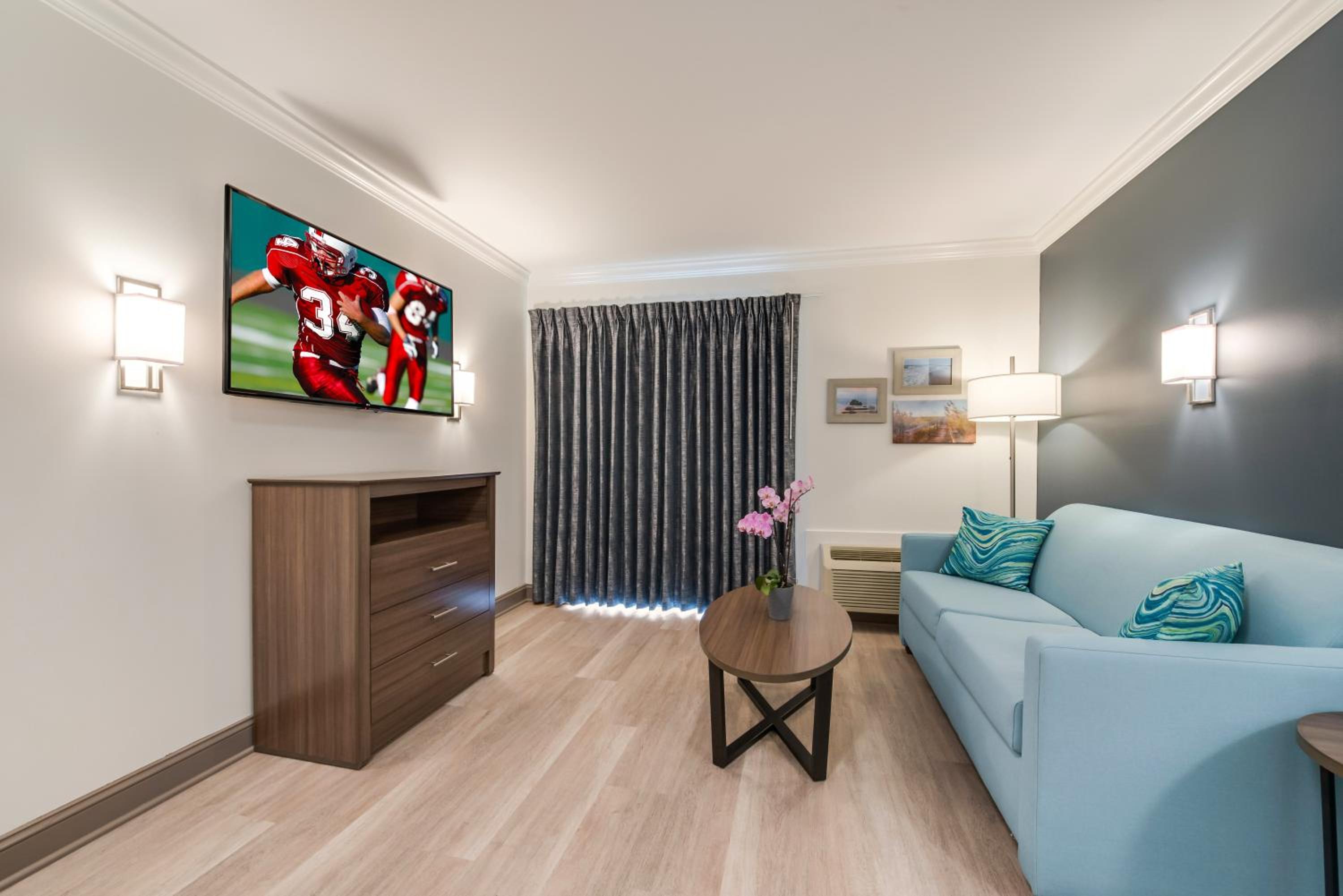 Luxury Suite with Two Double Beds with Balcony Smoke Free photo 3