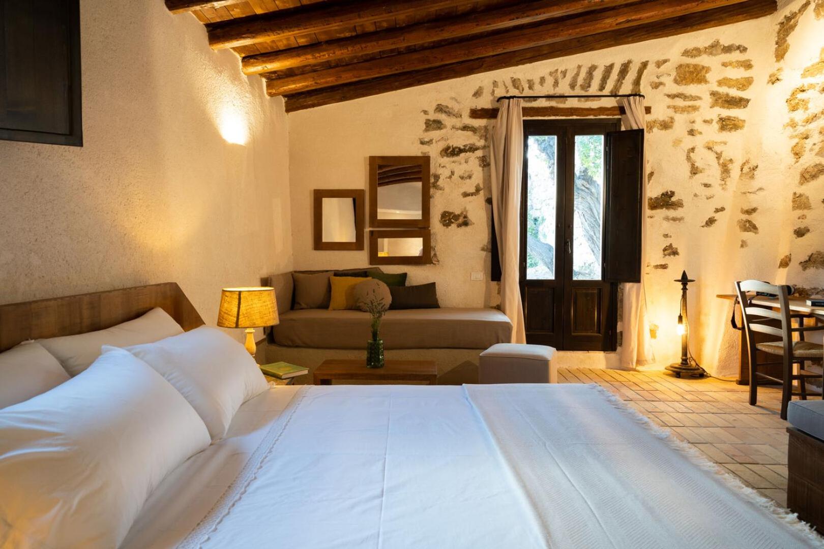 Deluxe Double Room (2 Adults + 1 Child) - Photo 3