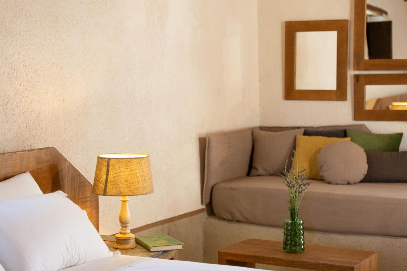 Deluxe Double Room (2 Adults + 1 Child) - Photo 7