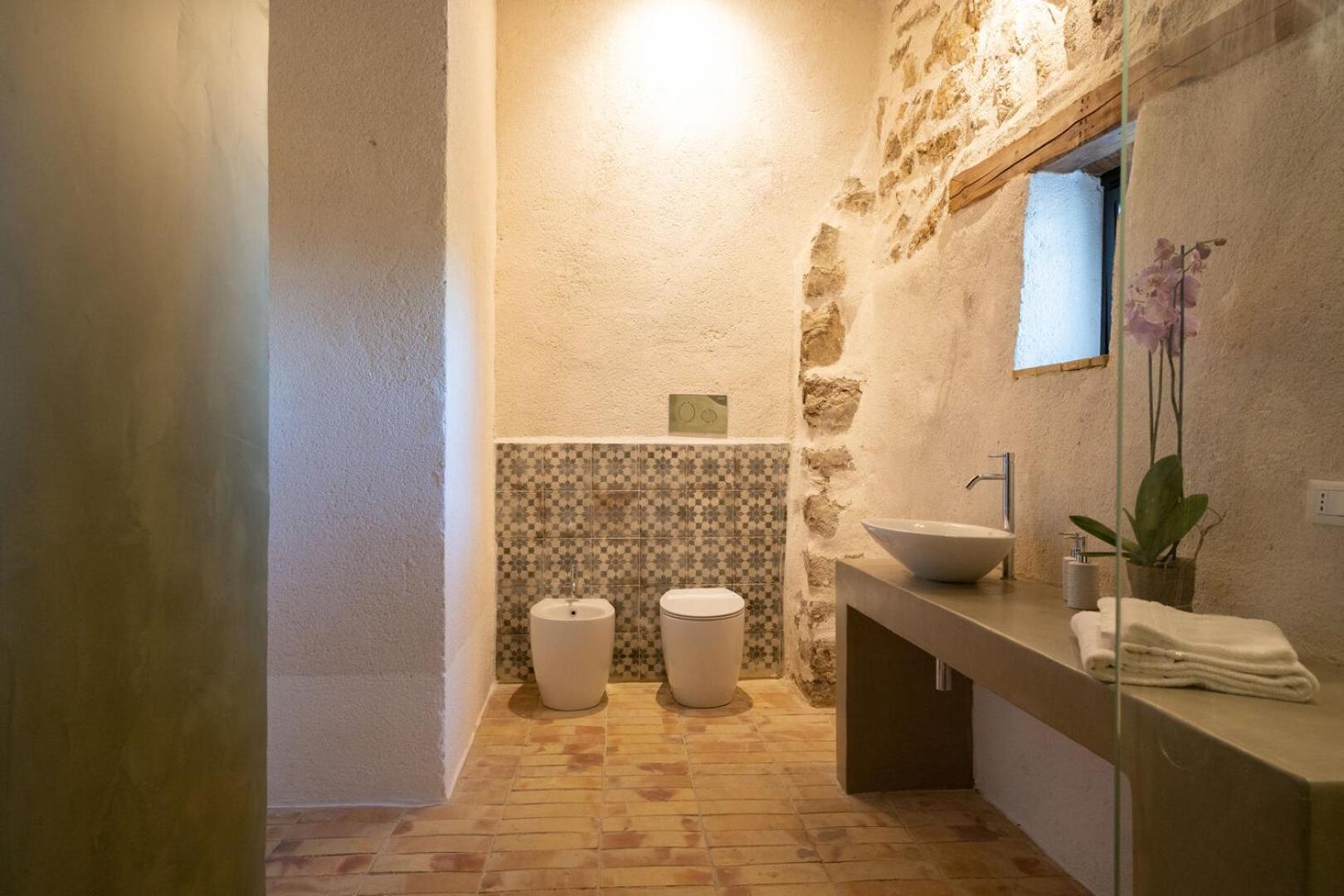 Deluxe Double Room (2 Adults + 1 Child) - Photo 5