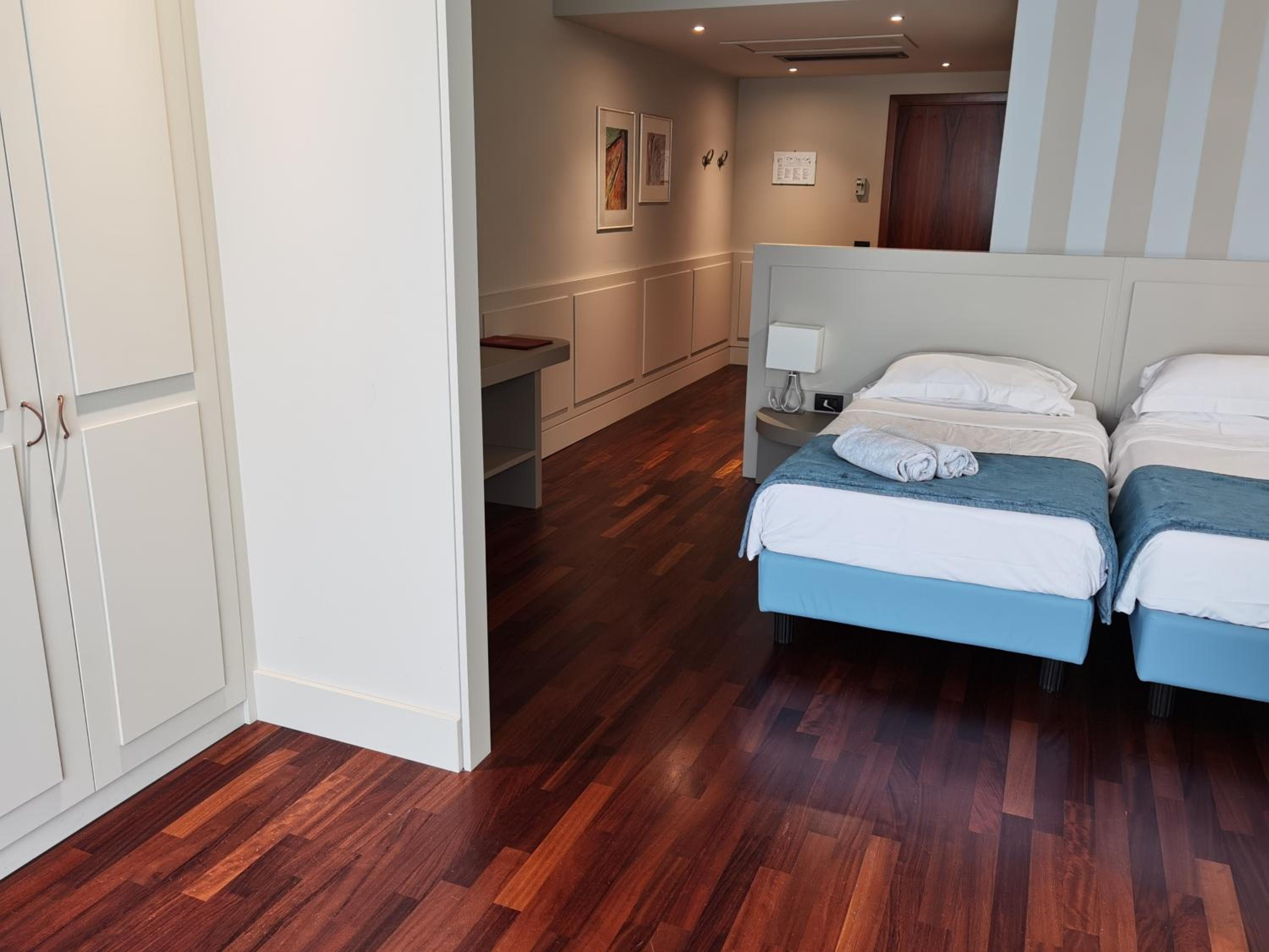 Junior Suite with Balcony and Lake View - Photo 4