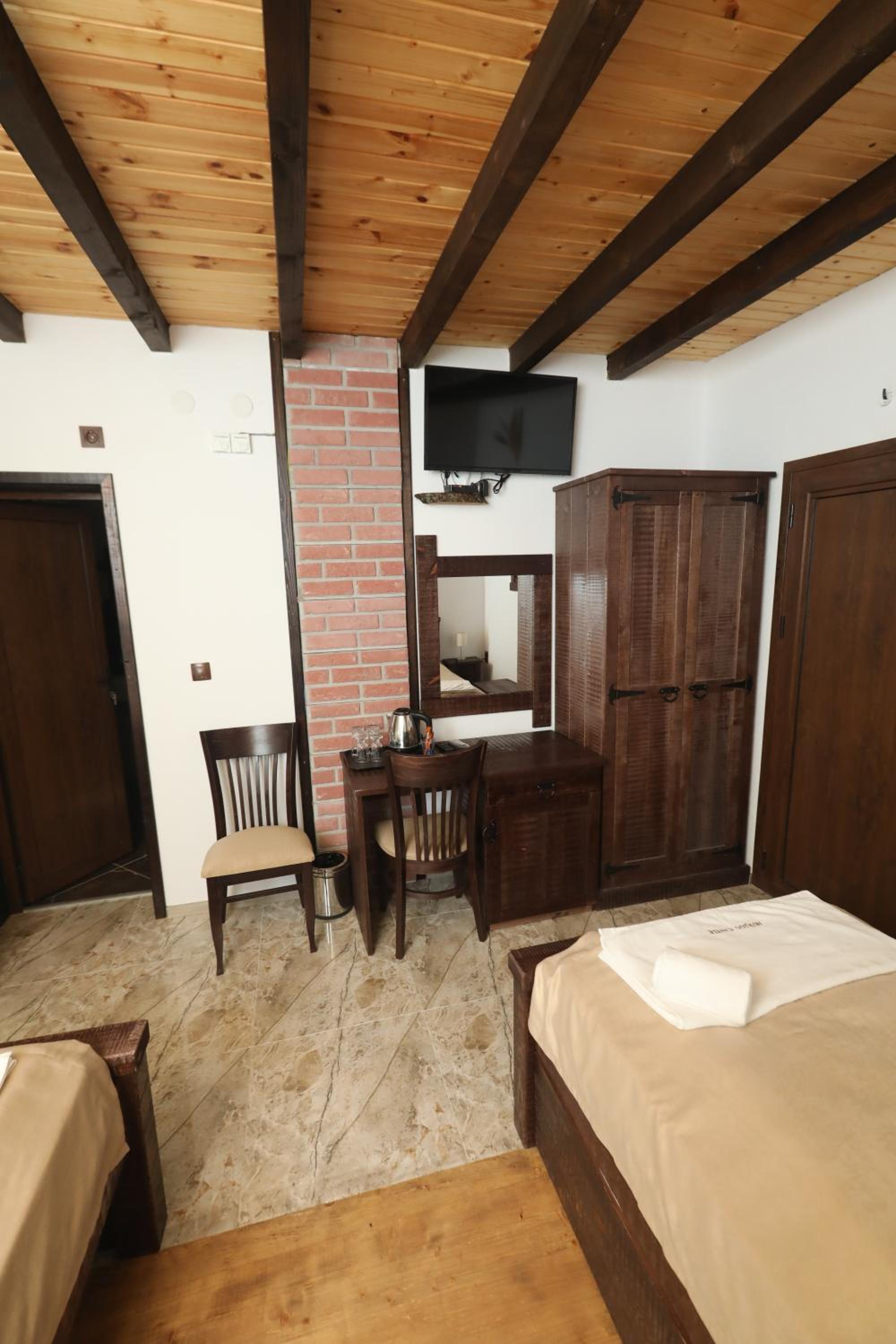 Twin Room with Balcony - Photo 10