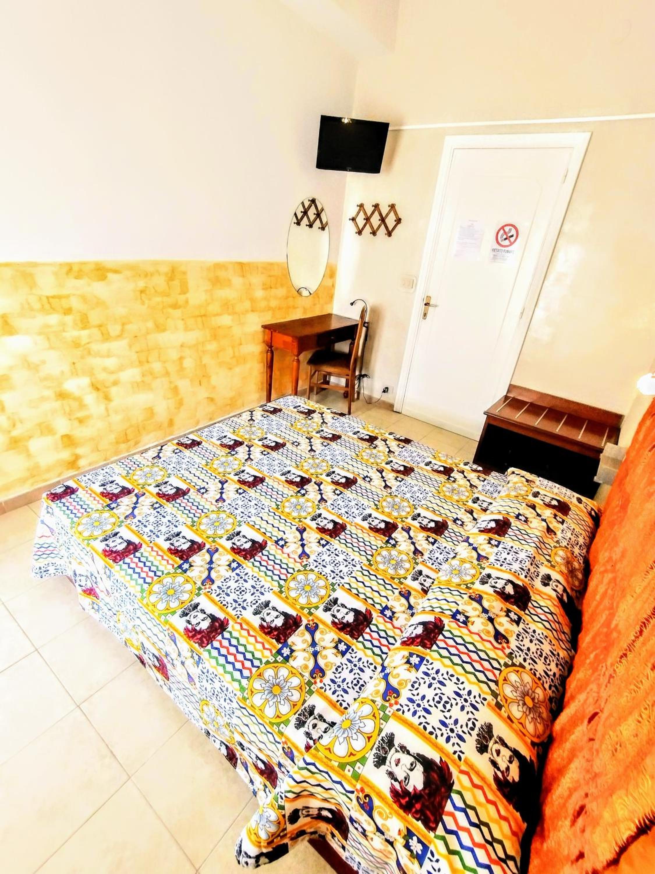 Double or Twin Room with External Private Bathroom photo 2