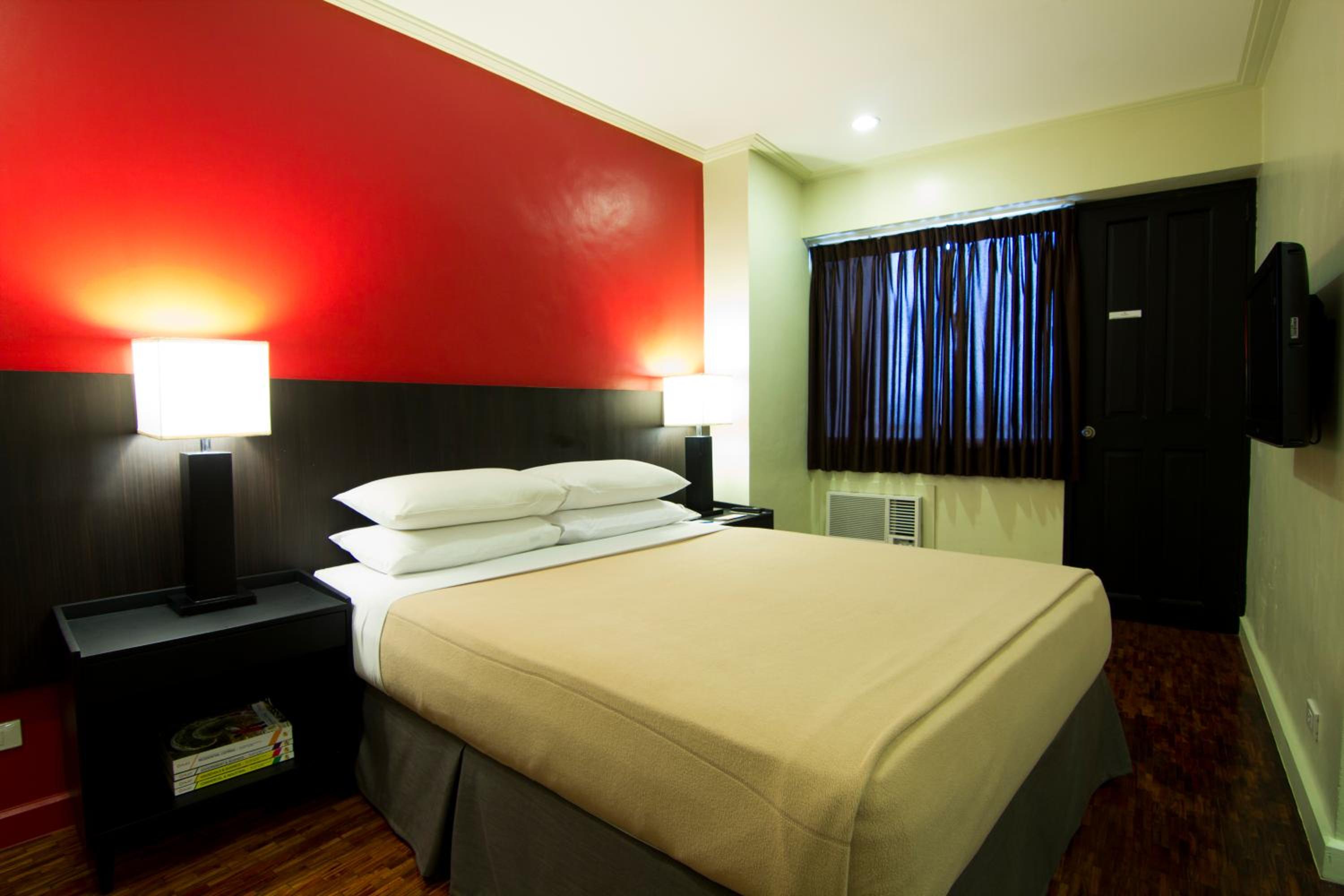 One-Bedroom Suite - Photo 4