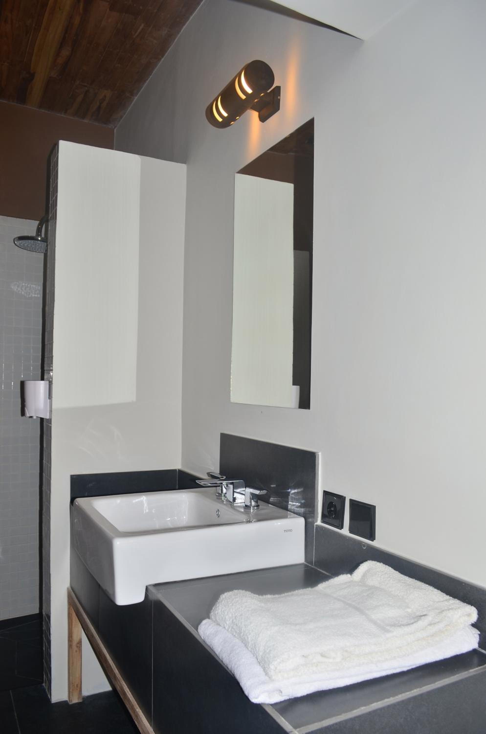 Deluxe Double Room with Sea View - Photo 2