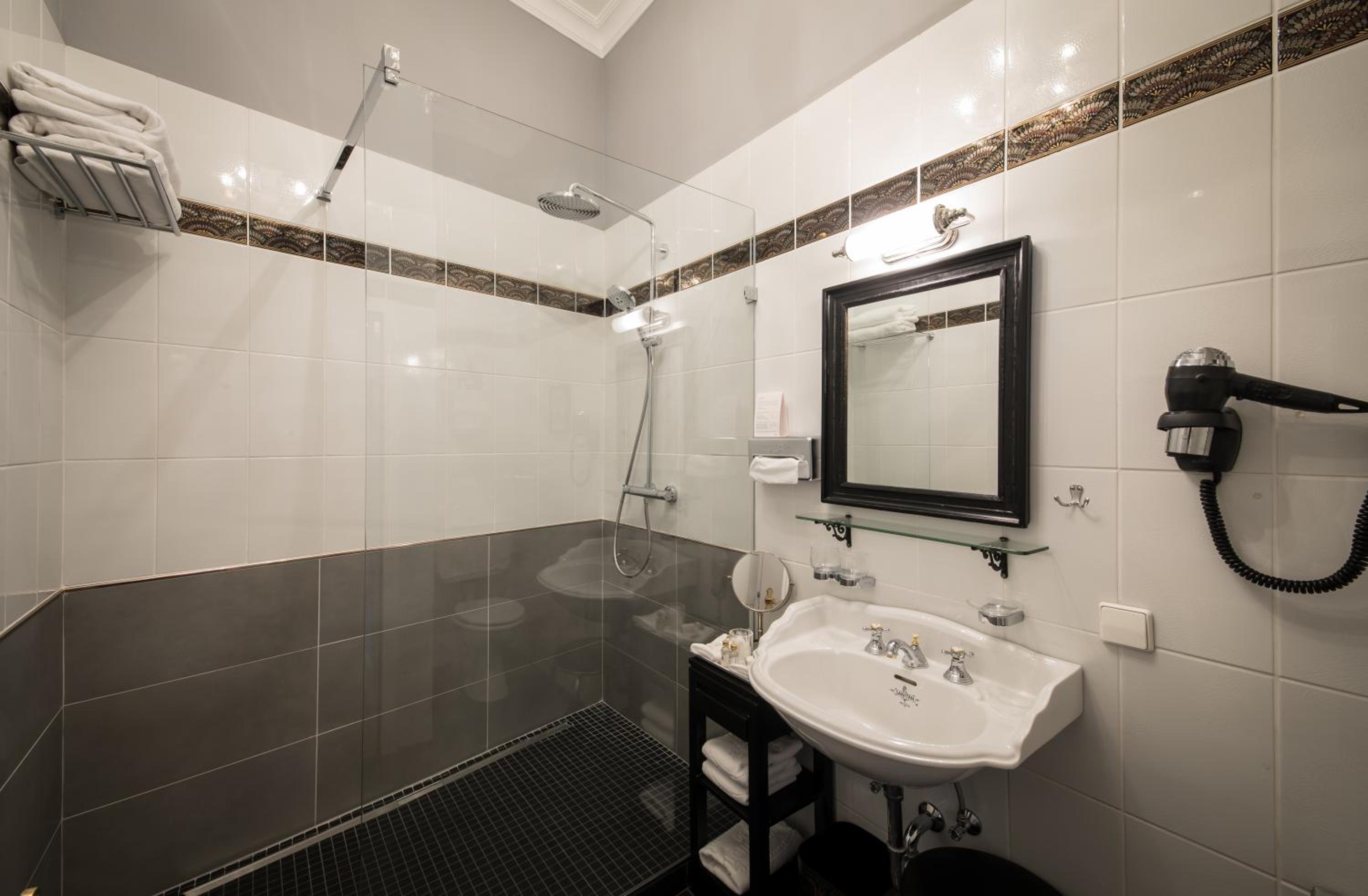 Deluxe Double Room - Photo 18