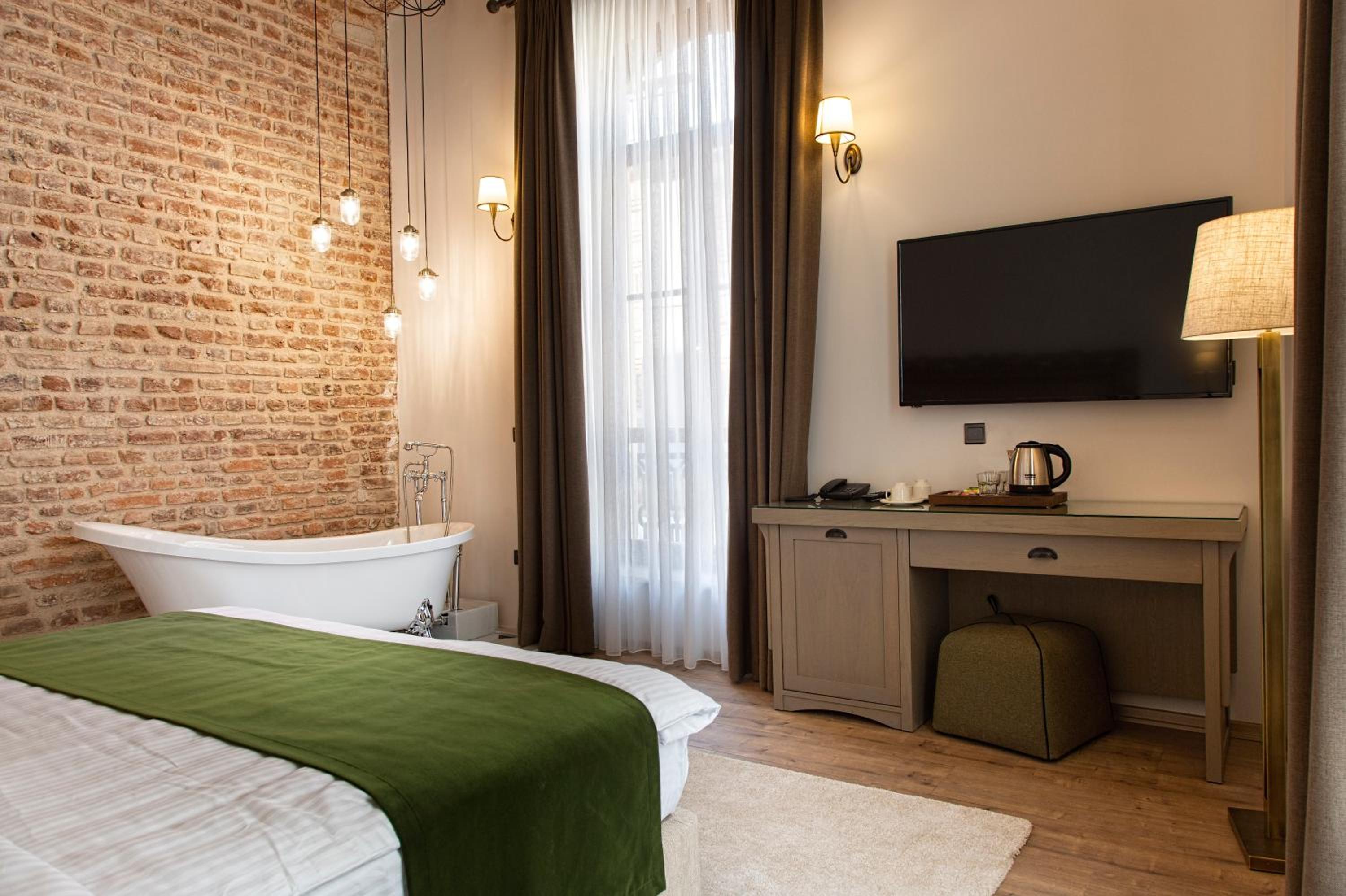 Loft Family Suite with Balcony and Bathtub photo 3