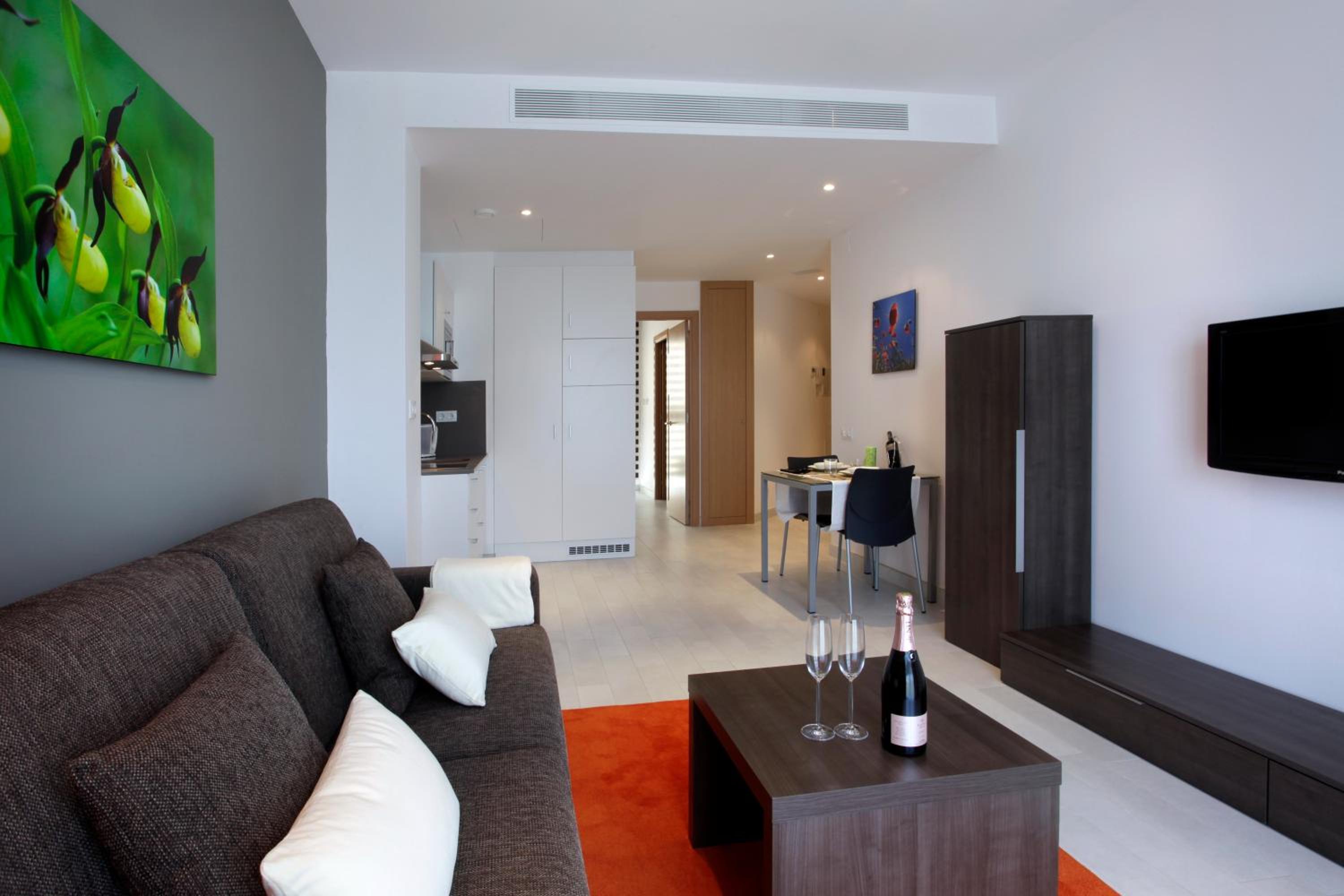 One-Bedroom Standard Apartment photo 2