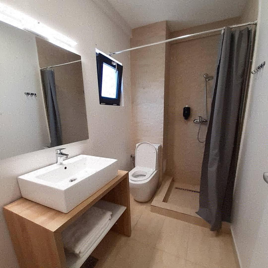 Standard Double Room - Photo 11