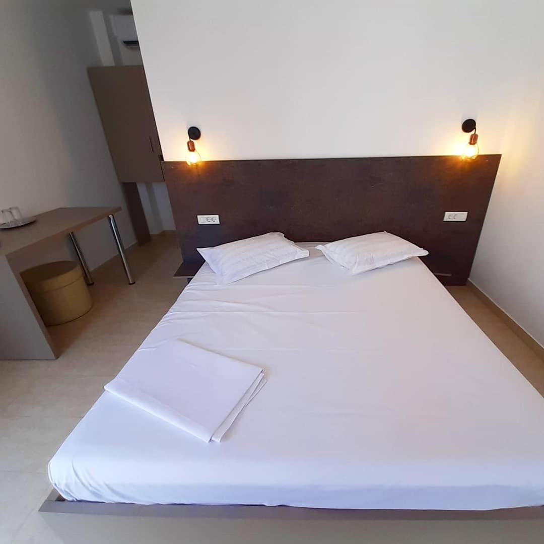 Standard Double Room - Photo 16