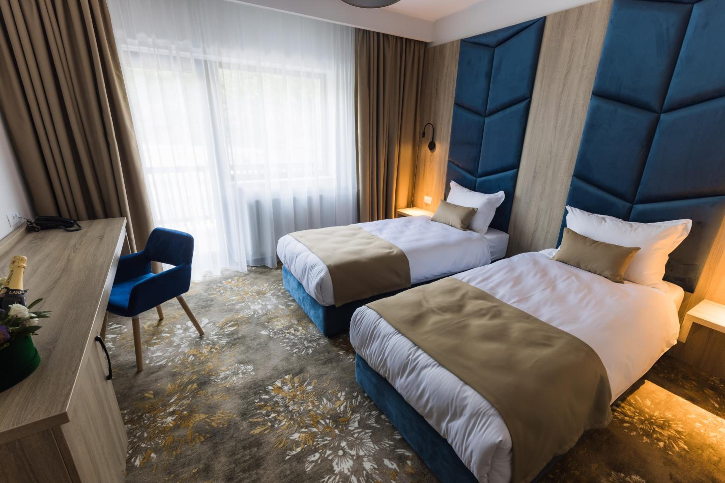 Standard Twin Room with Mountain View