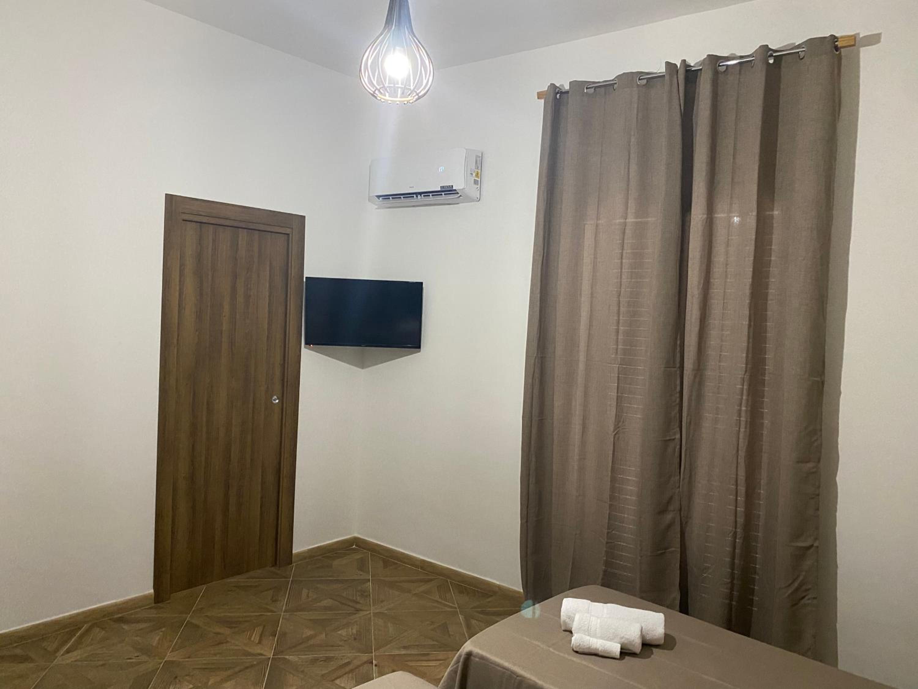 Large Twin Room - Photo 1