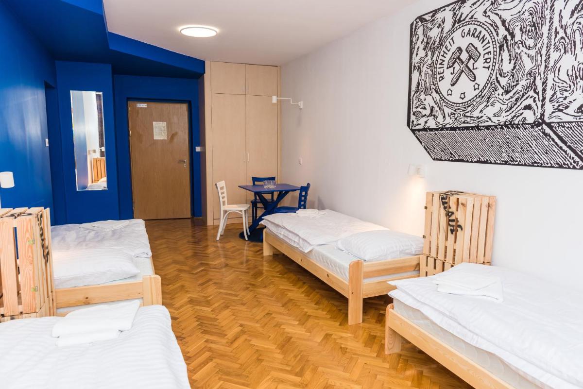 Quadruple Room with Private Bathroom - Photo 2