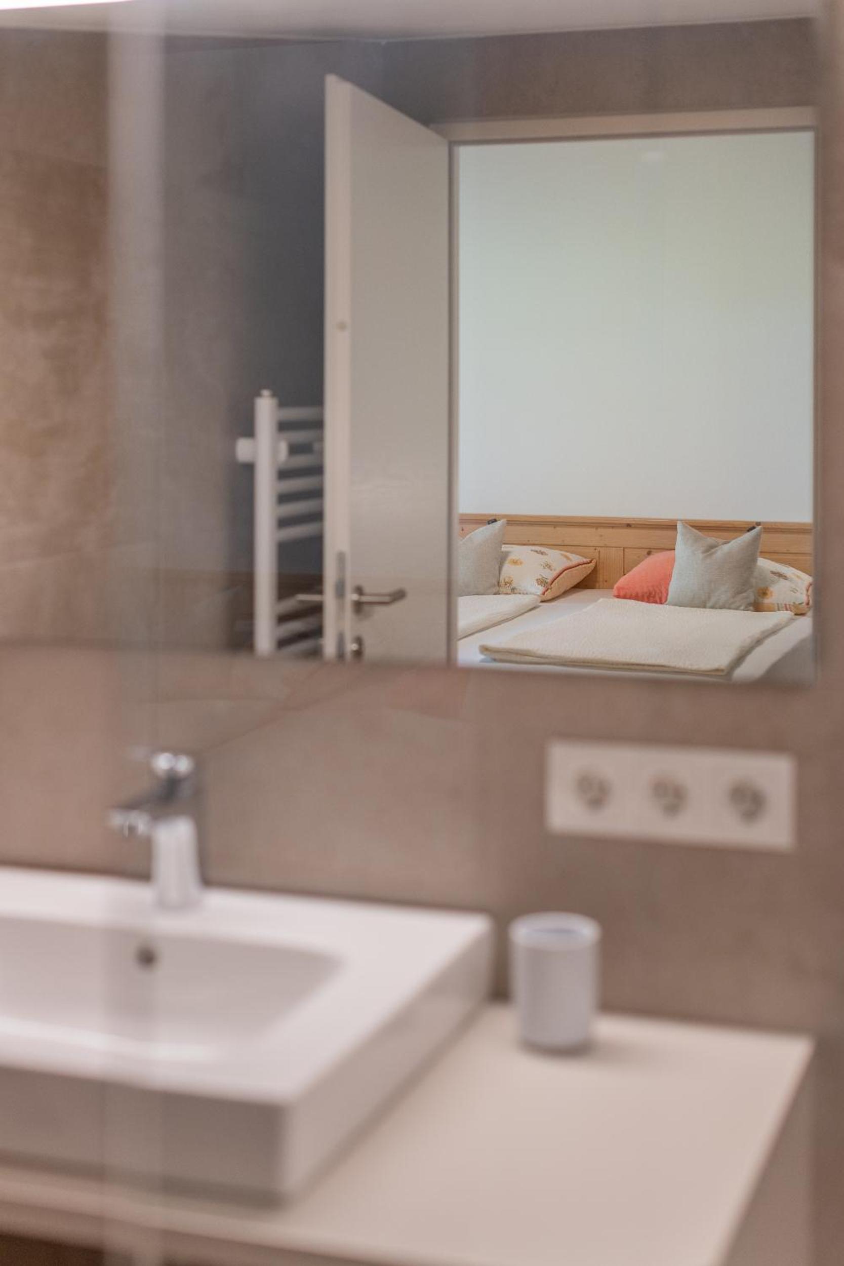 Double Room with Balcony - Photo 8