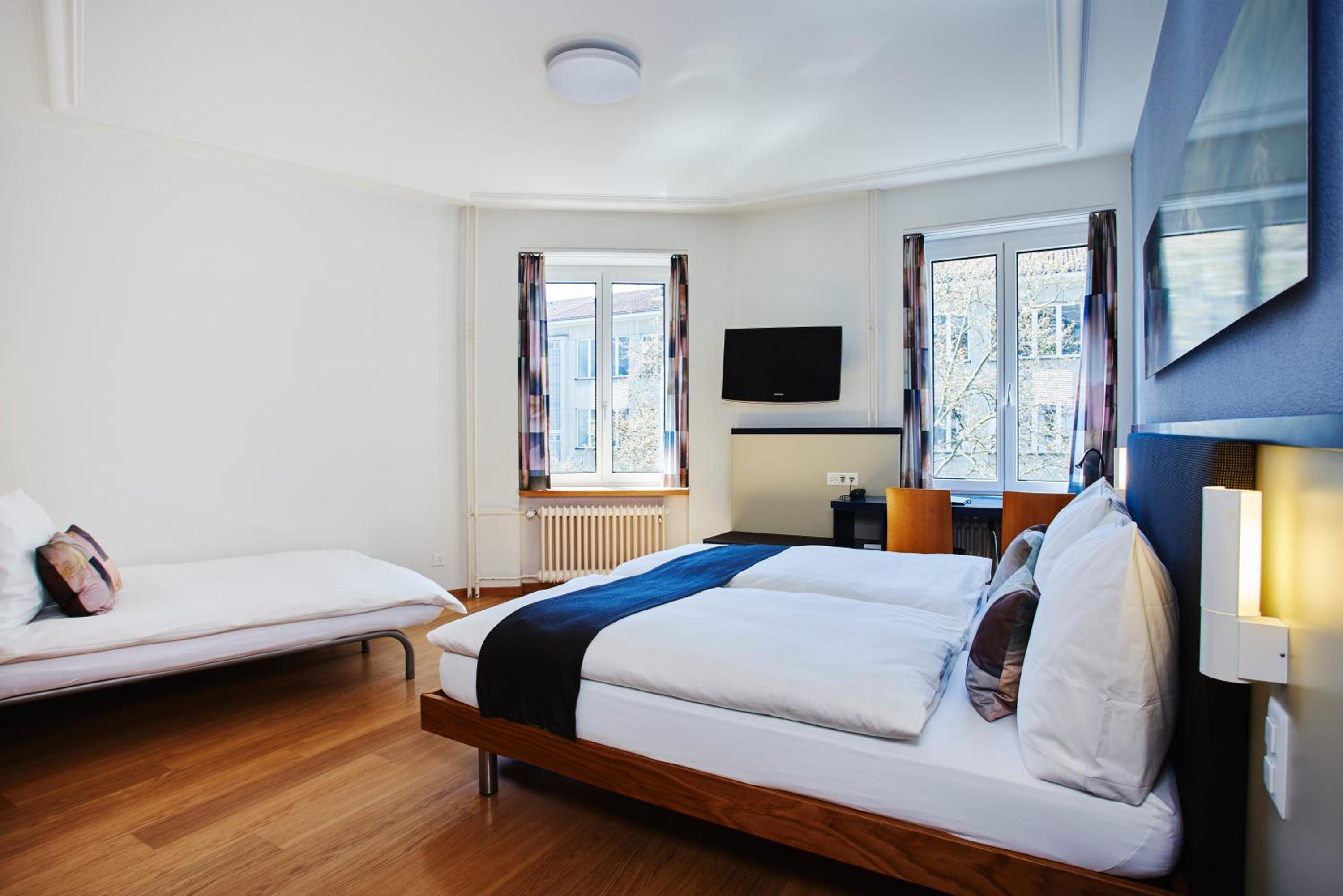 Standard Quadruple Room thumbnail 6