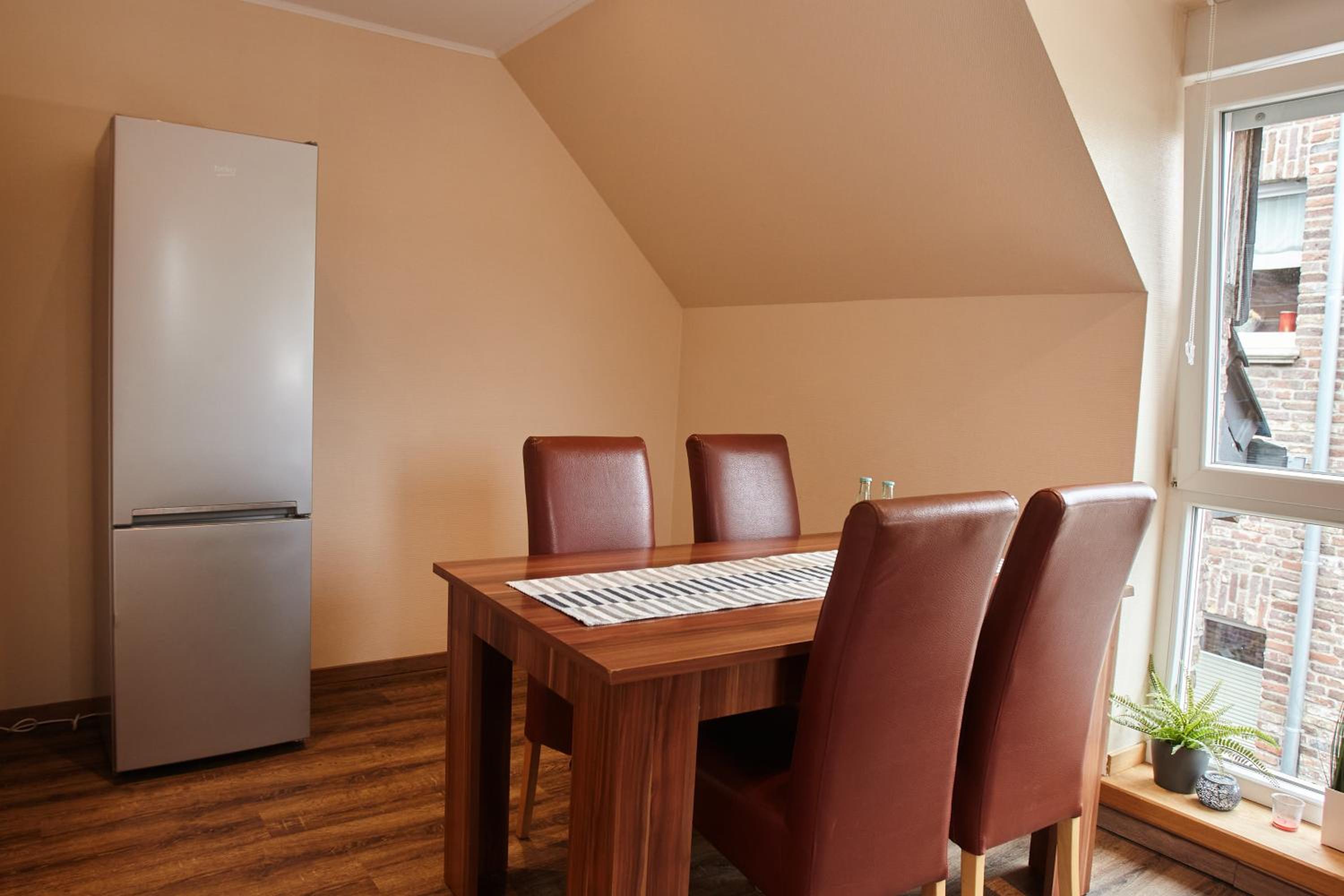 Apartment with Balcony - Photo 6