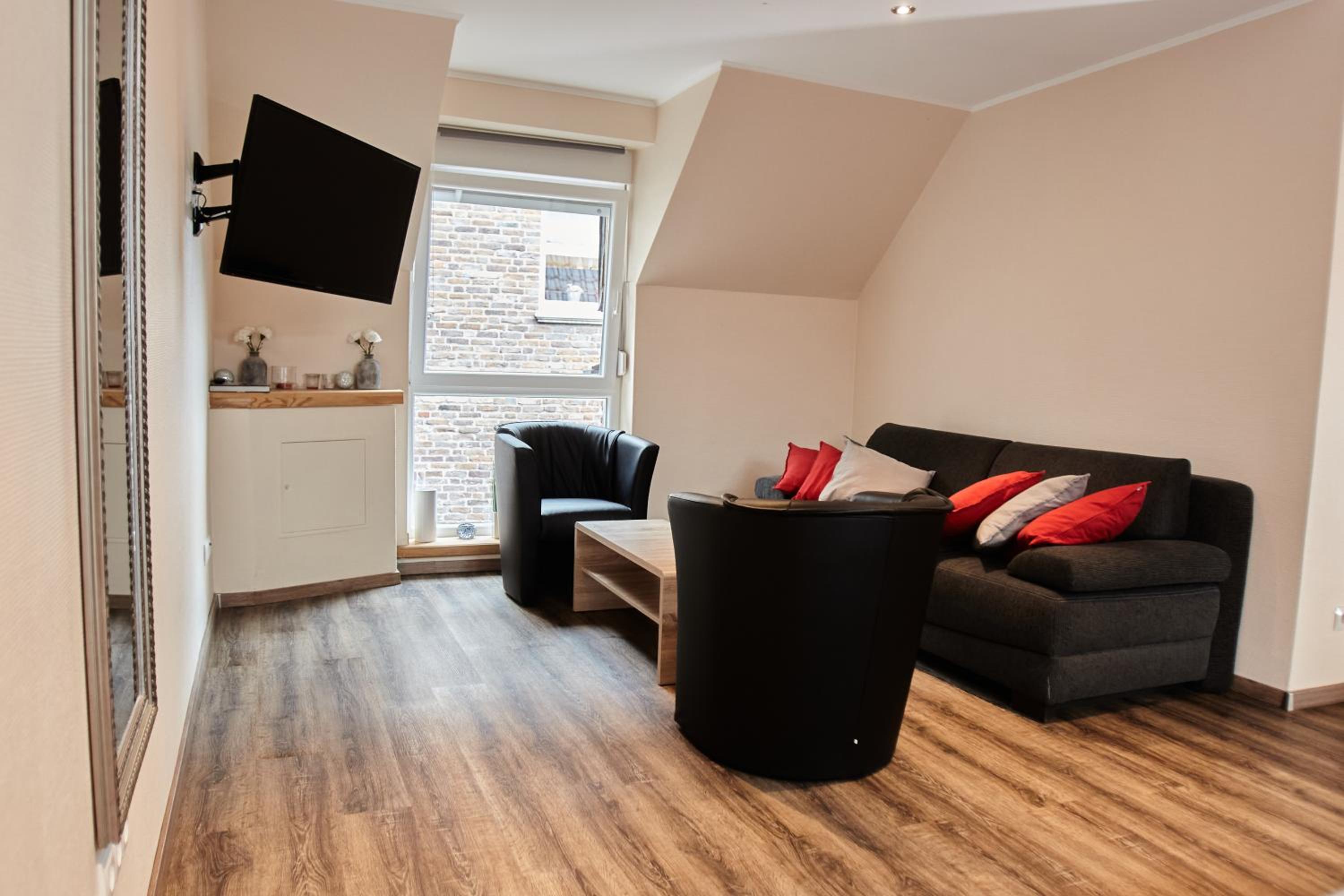 Apartment with Balcony - Photo 7
