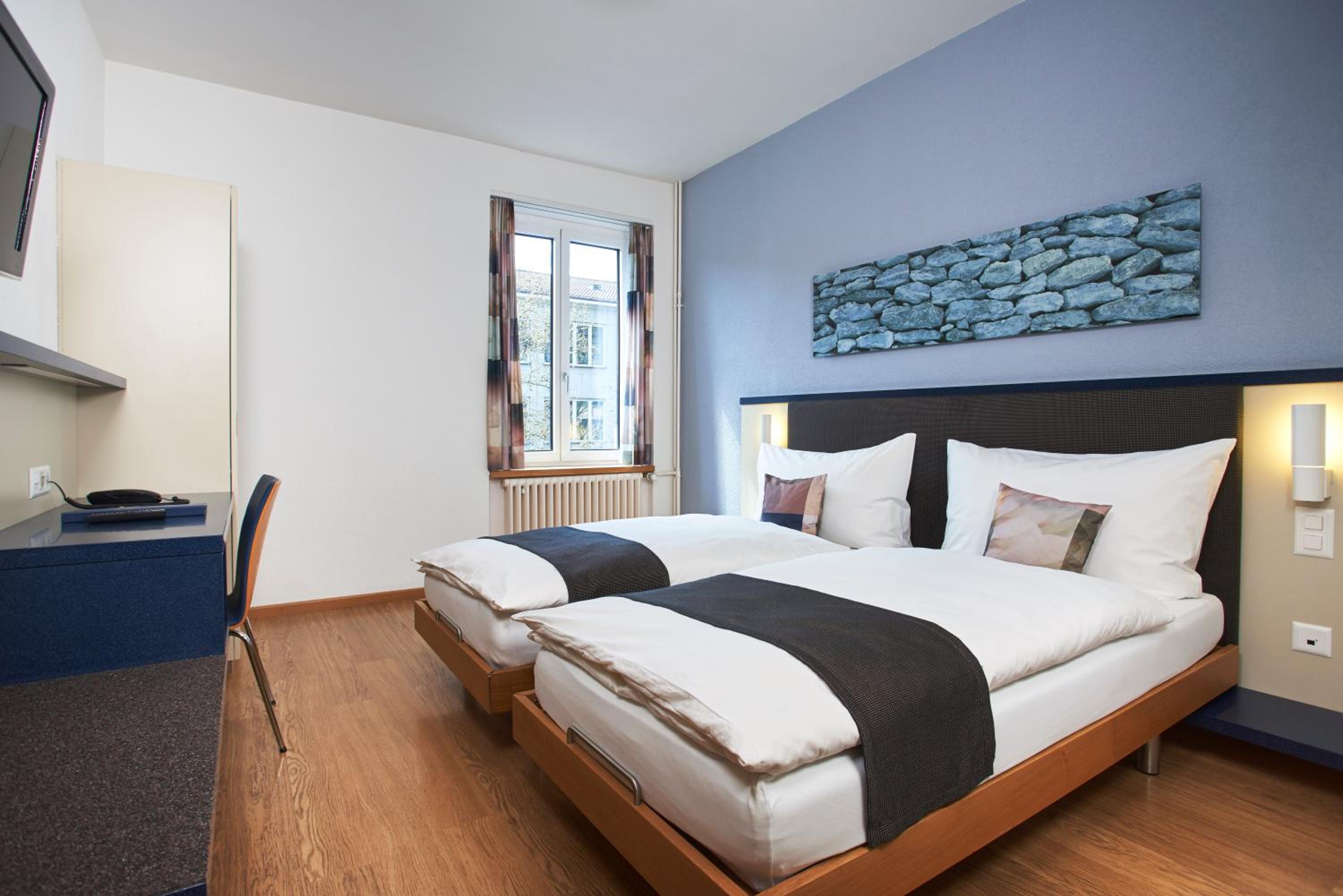 Standard Twin Room - Photo 4