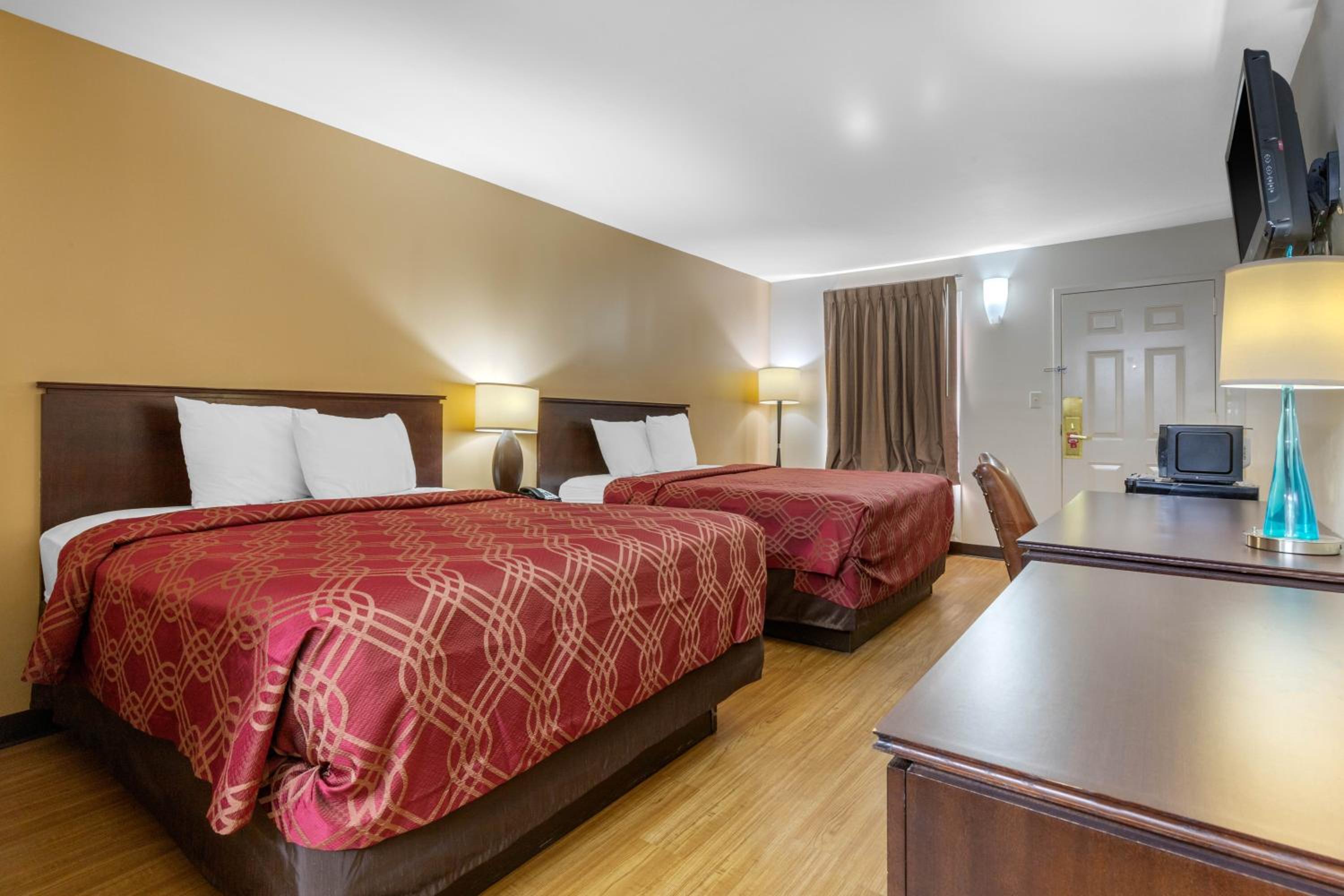 Standard Double Room with Two Double Beds - Smoking - Photo 4