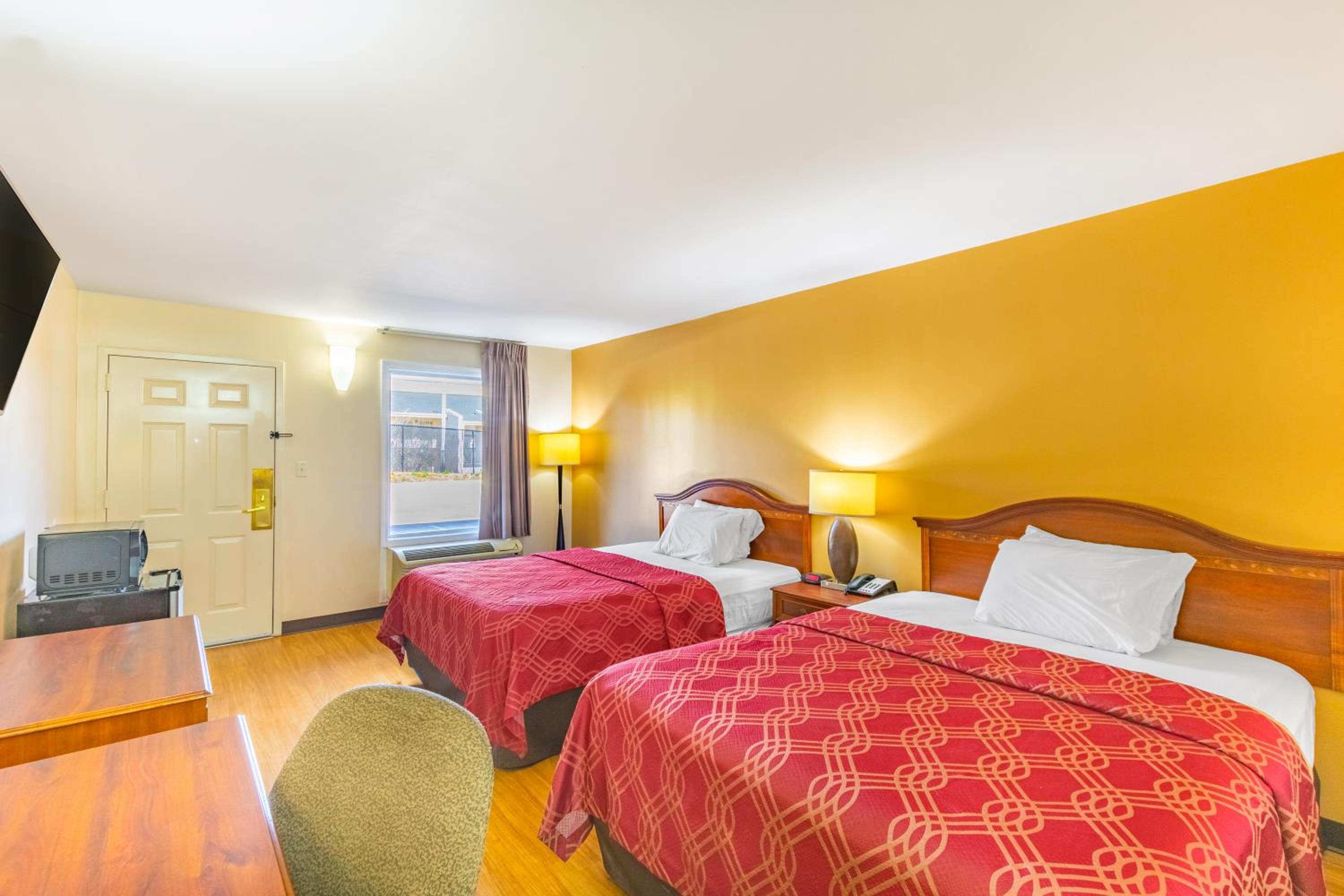 Standard Double Room with Two Double Beds - Smoking - Photo 3