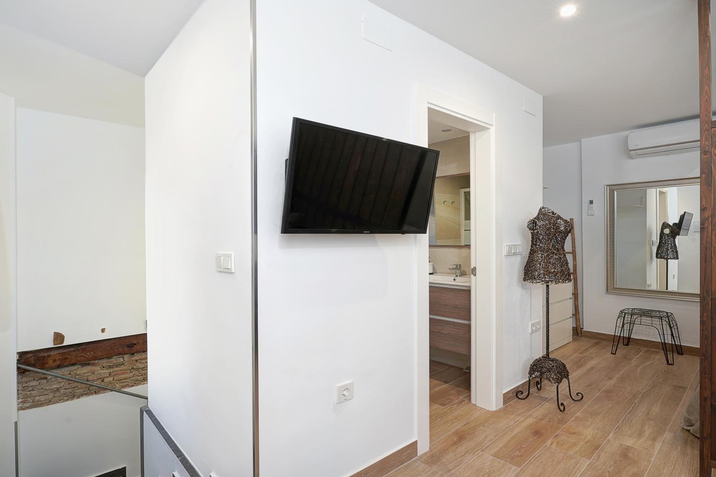 Apartment with Terrace - Photo 6