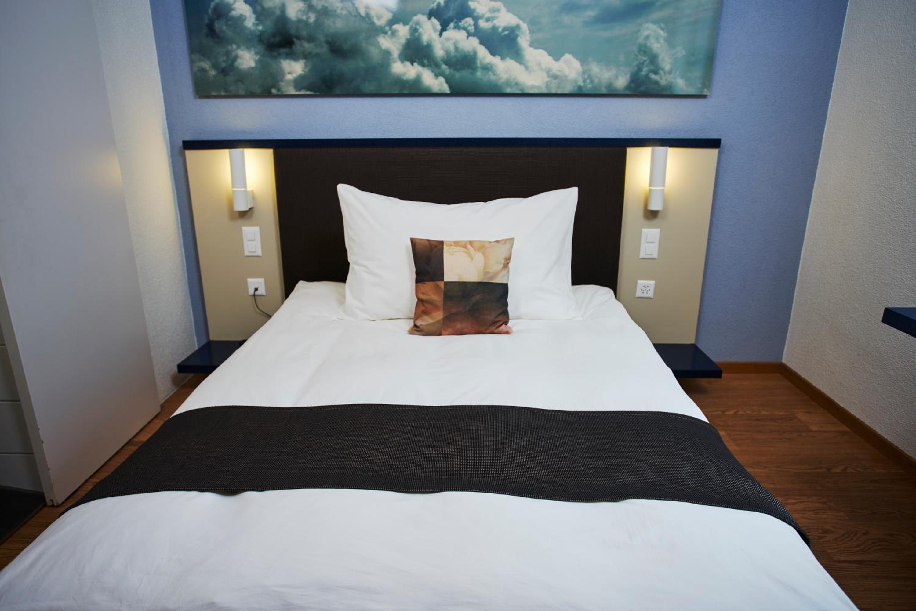 Single Room with Double Bed thumbnail 6