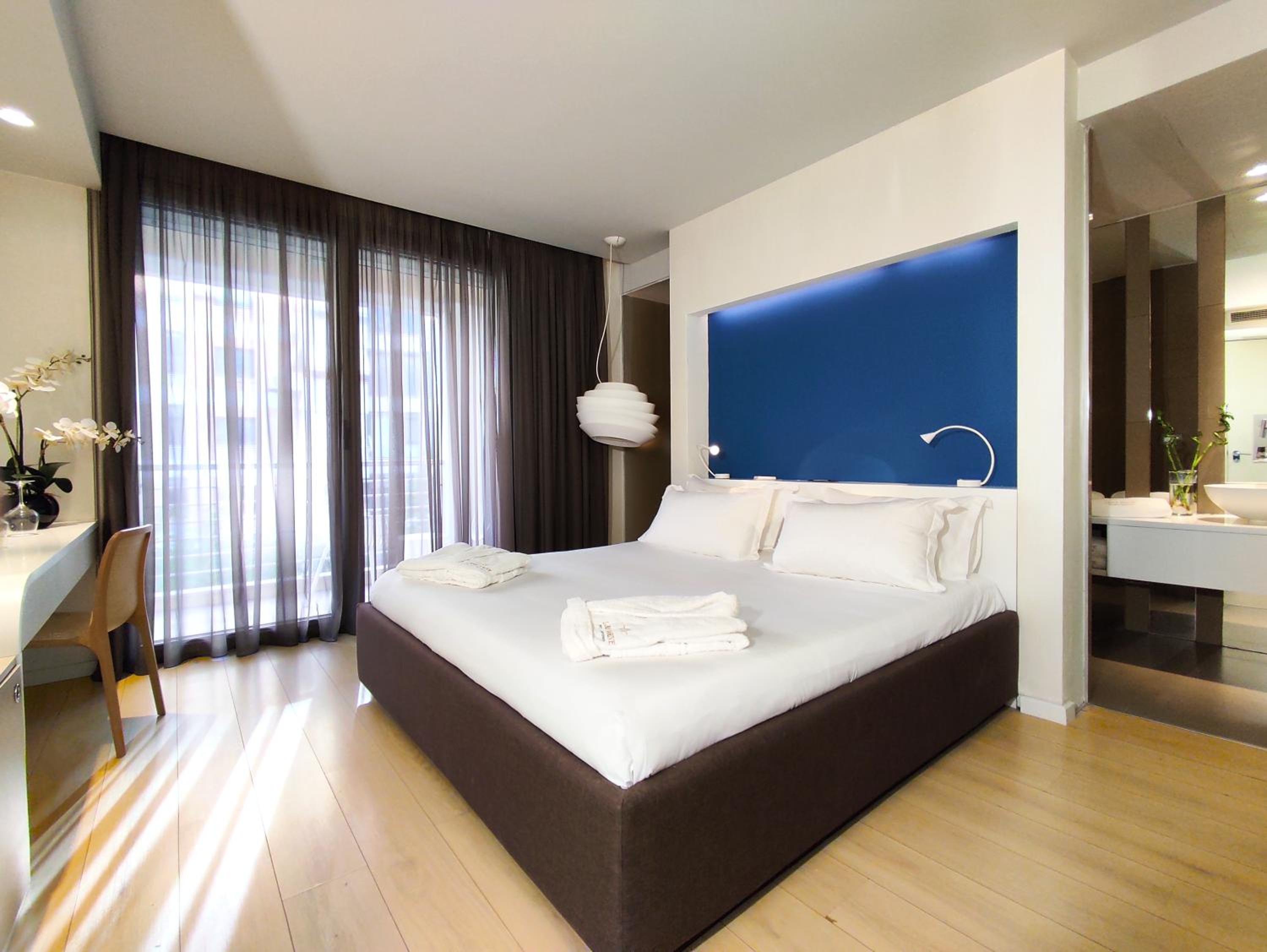 Deluxe Double Room with Balcony photo 2