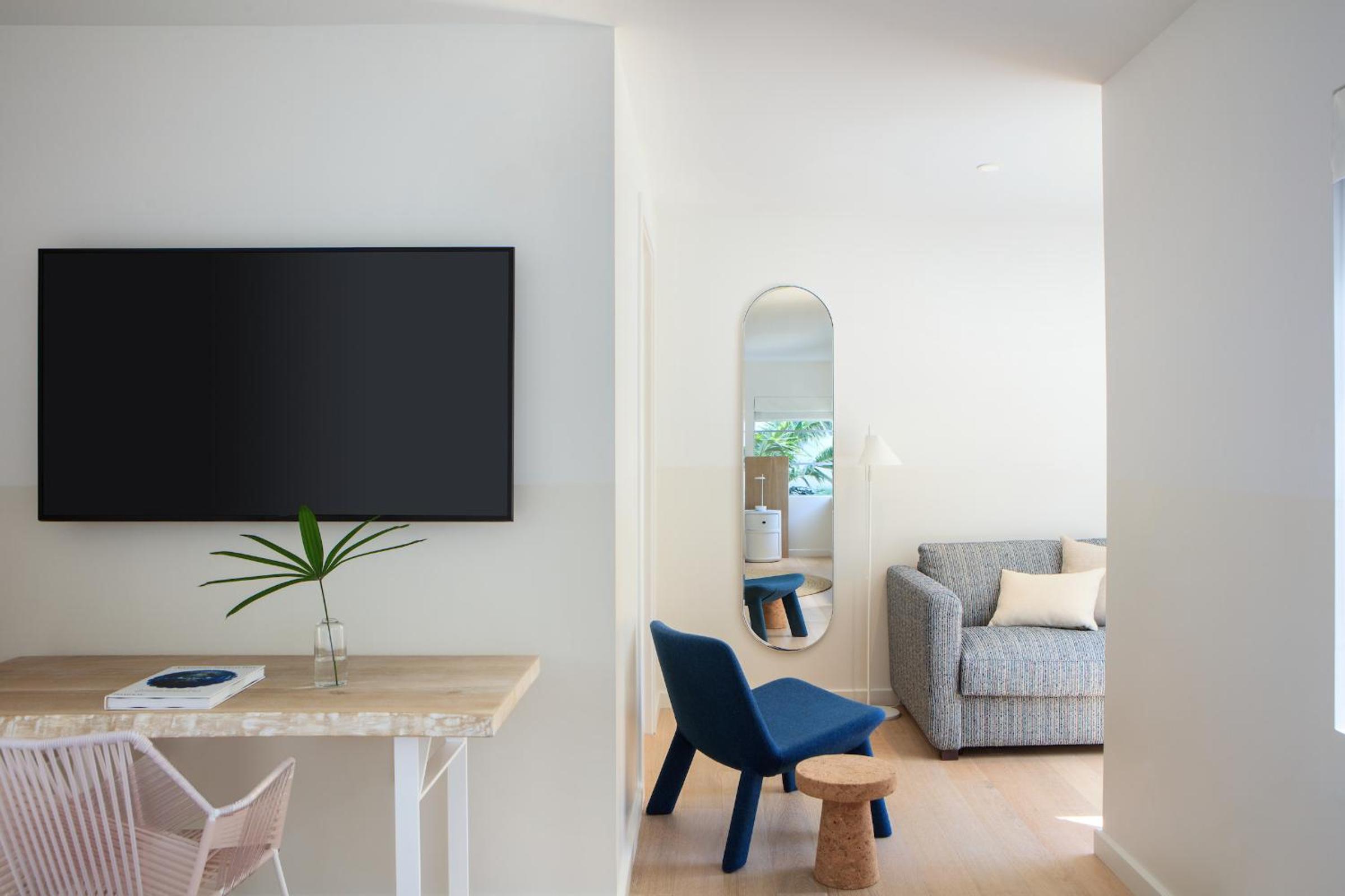 Premium King Room - Photo 3