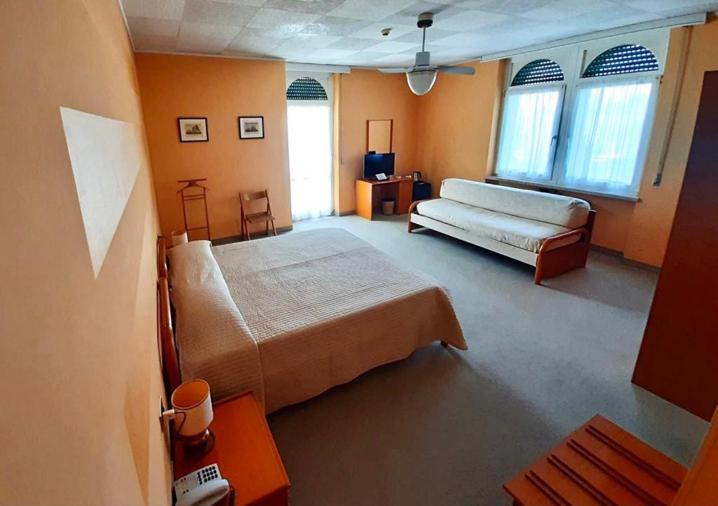 Superior Double or Twin Room with Lake View photo 2