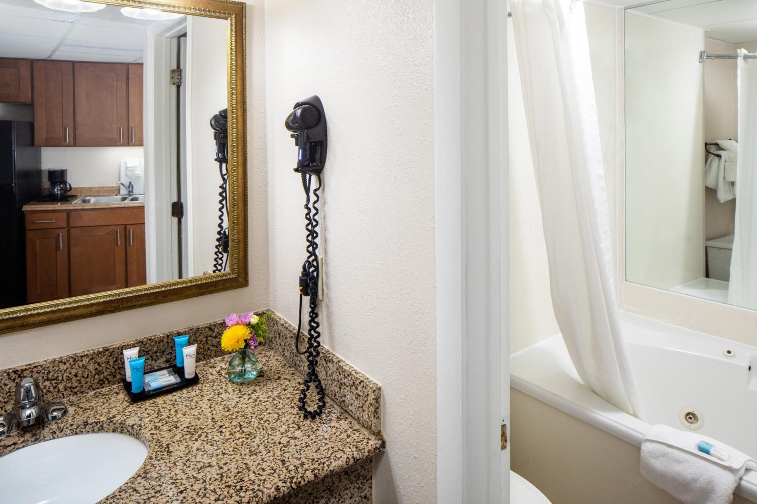 Tower Oceanview Whirl Pool King Suite - 1 King with 1 Double Wall Bed - Photo 5