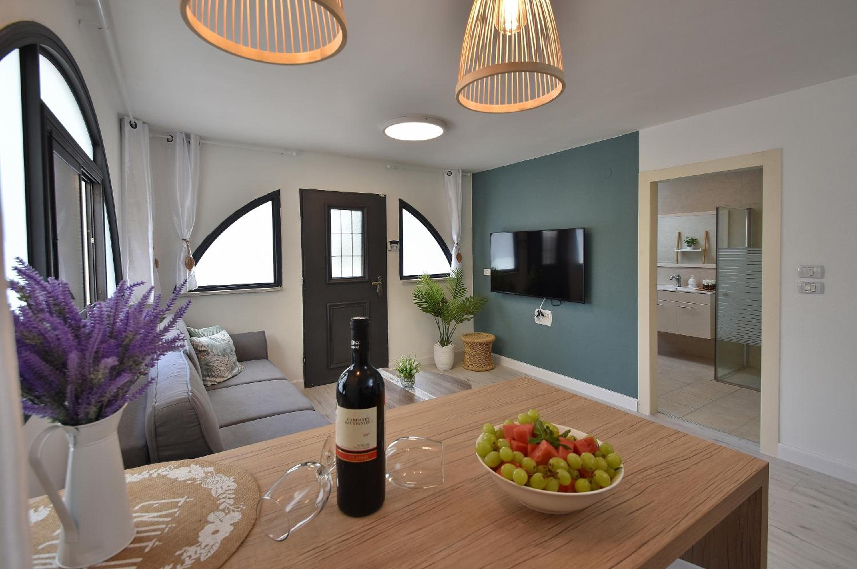 One-Bedroom Apartment - Photo 6