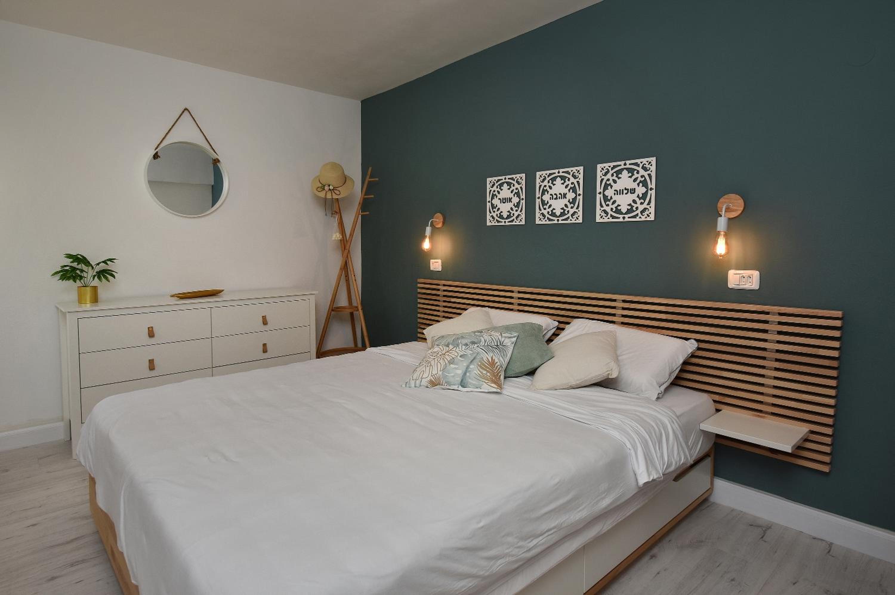 One-Bedroom Apartment - Photo 2